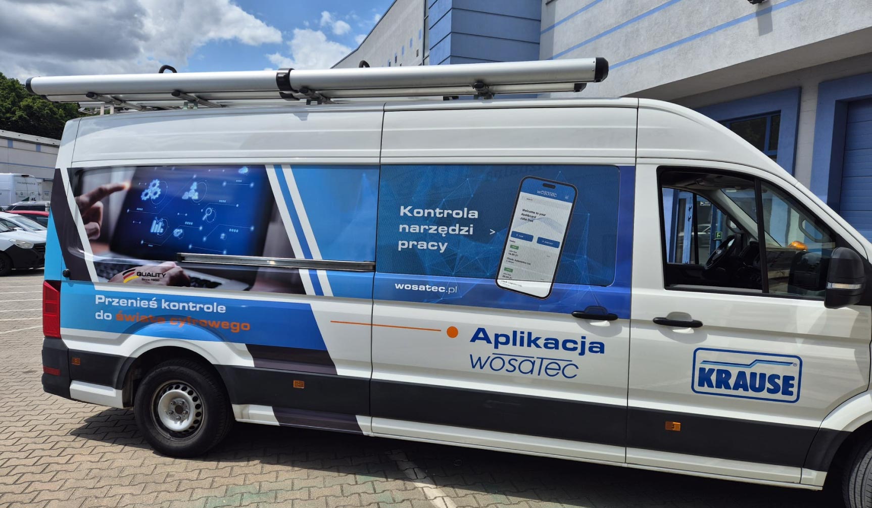 Branding floty pojazdów – wizualizacja boczna oklejenia vana z wykorzystaniem zdjęć i kształtów geometrycznych.