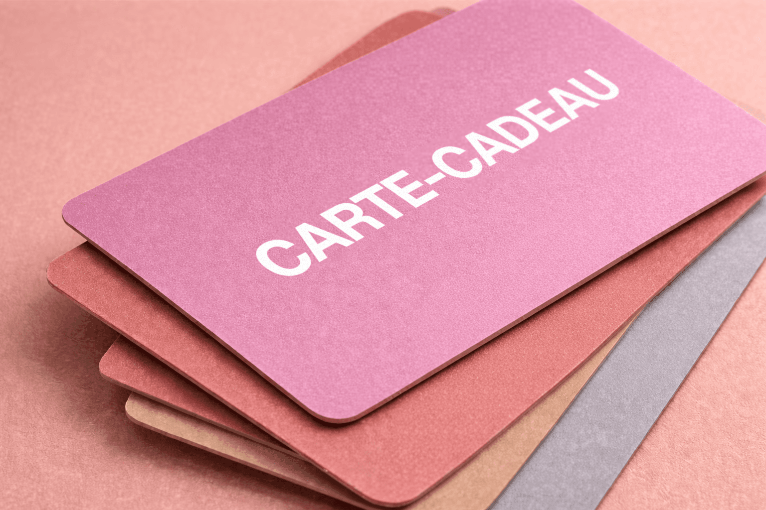 Deux hommes discutent d'un projet tout en se tenant devant un ordinateur portable dans un bureau.