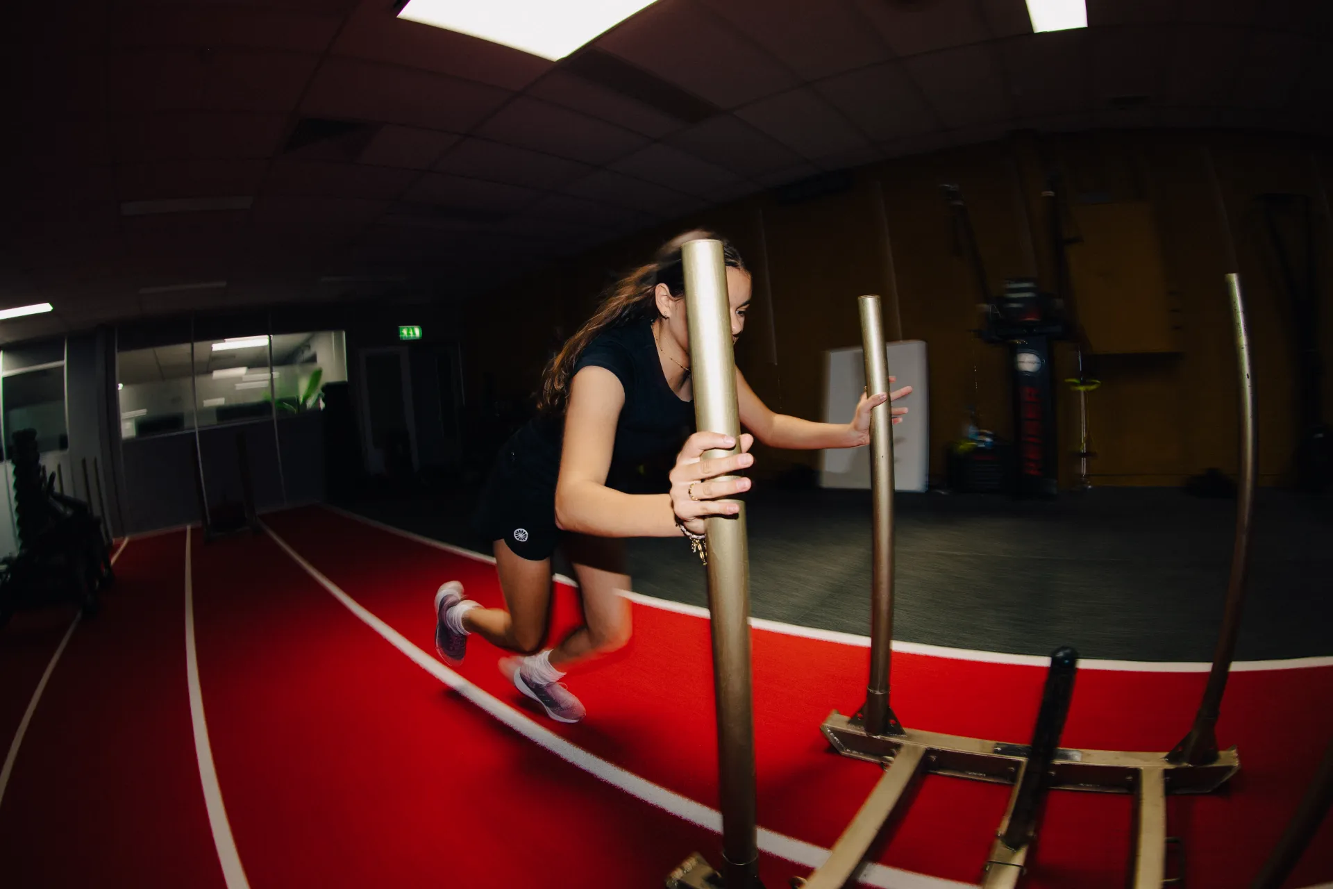 Sporter duwt een prowler over de rode baan
