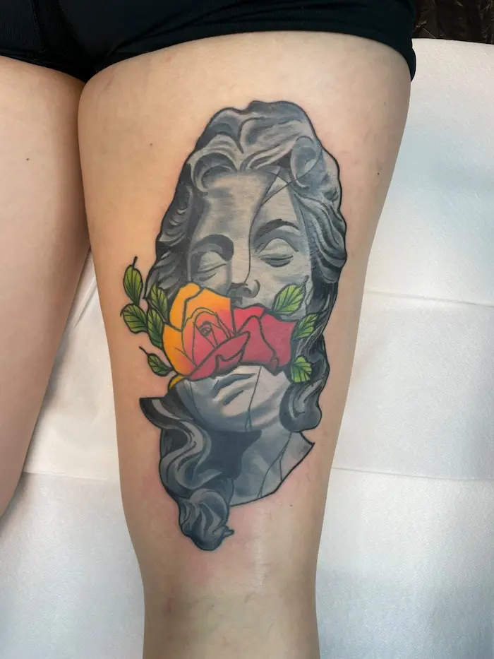 Neo traditional lårtatuering med klassisk statykvinna och ros, utförd av High Heels Tattoo i Västervik