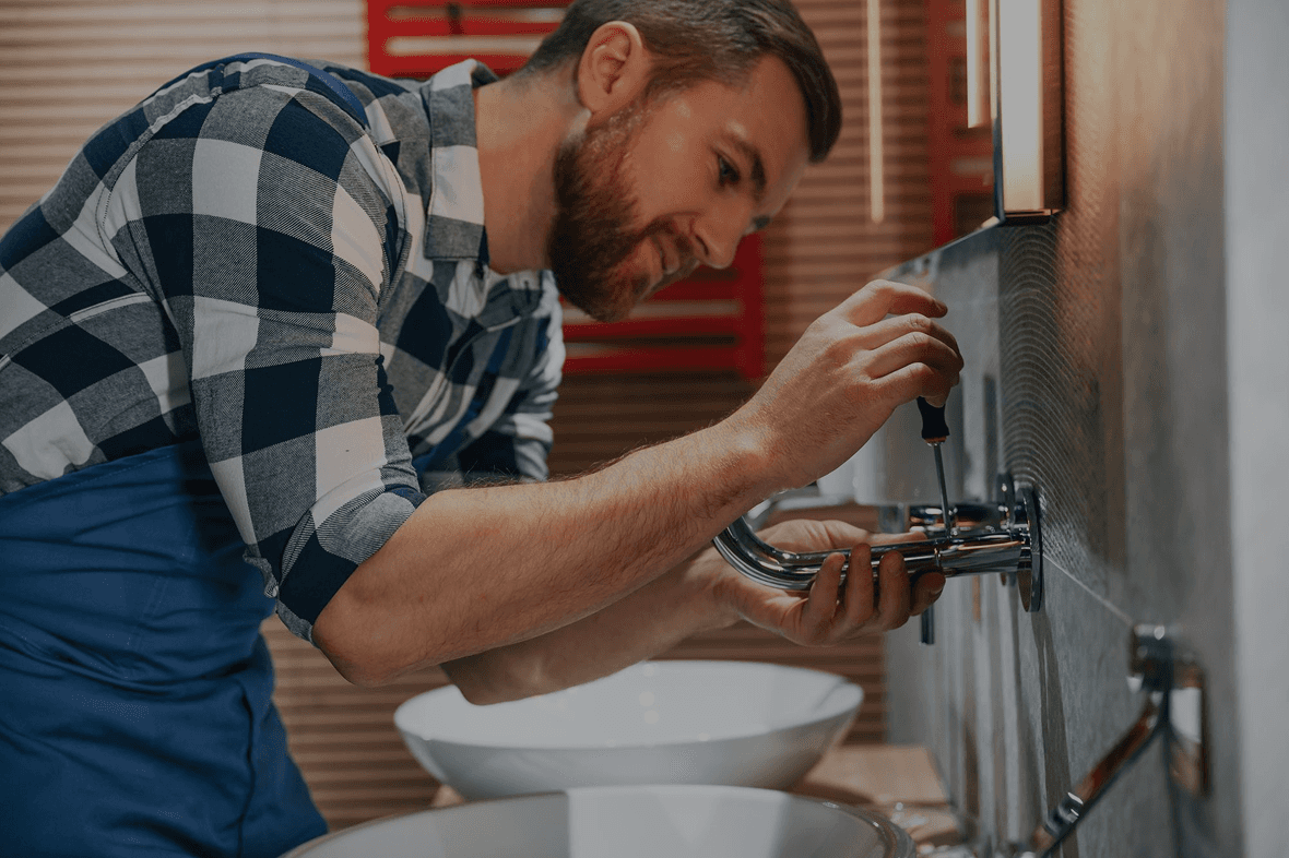 plombier entrain de travailler