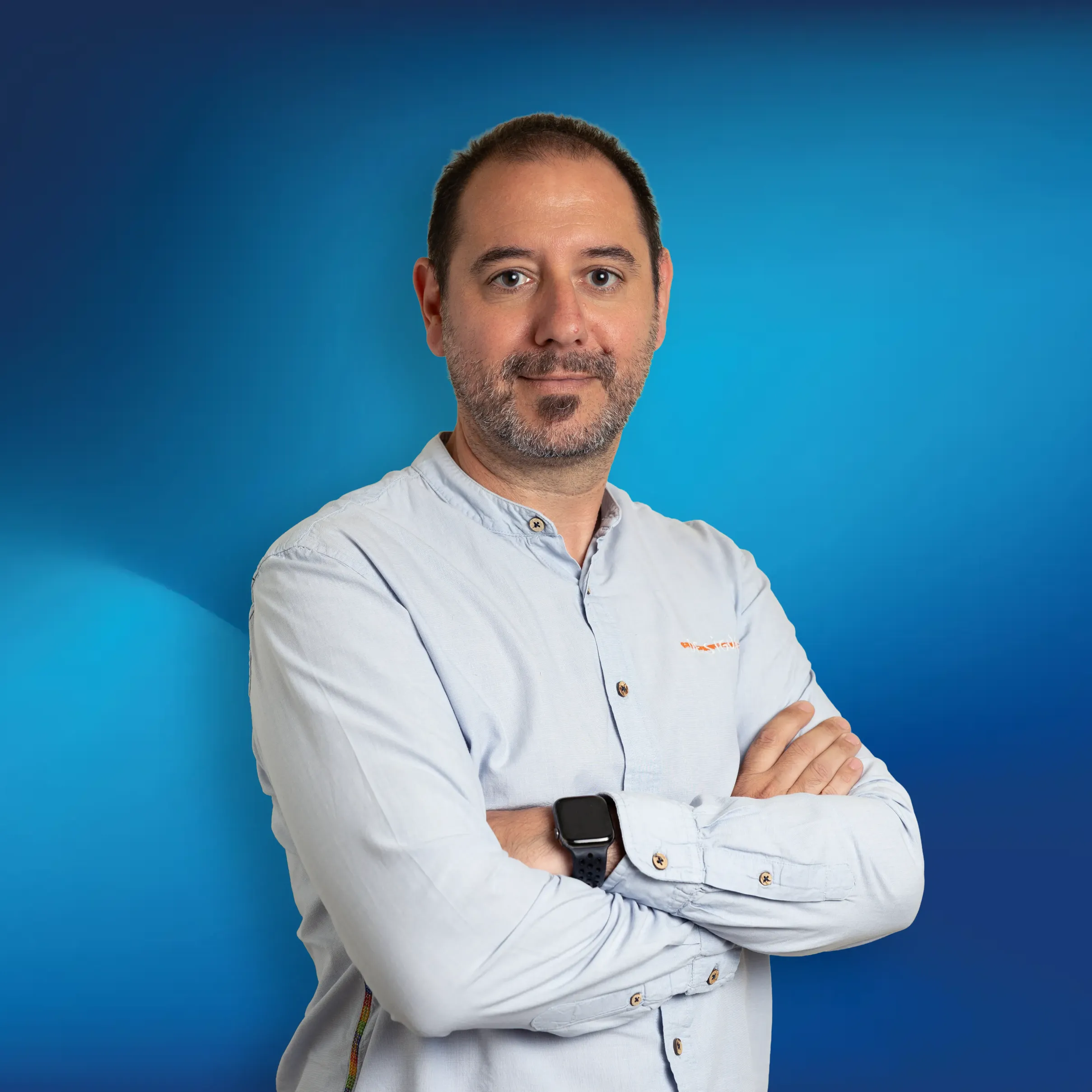Fotografía de Jordi Payá Ucher, responsable de administración en nuestra agencia Allianz de Murcia, garantizando limpieza y velocidad en la gestión de pólizas a clientes.