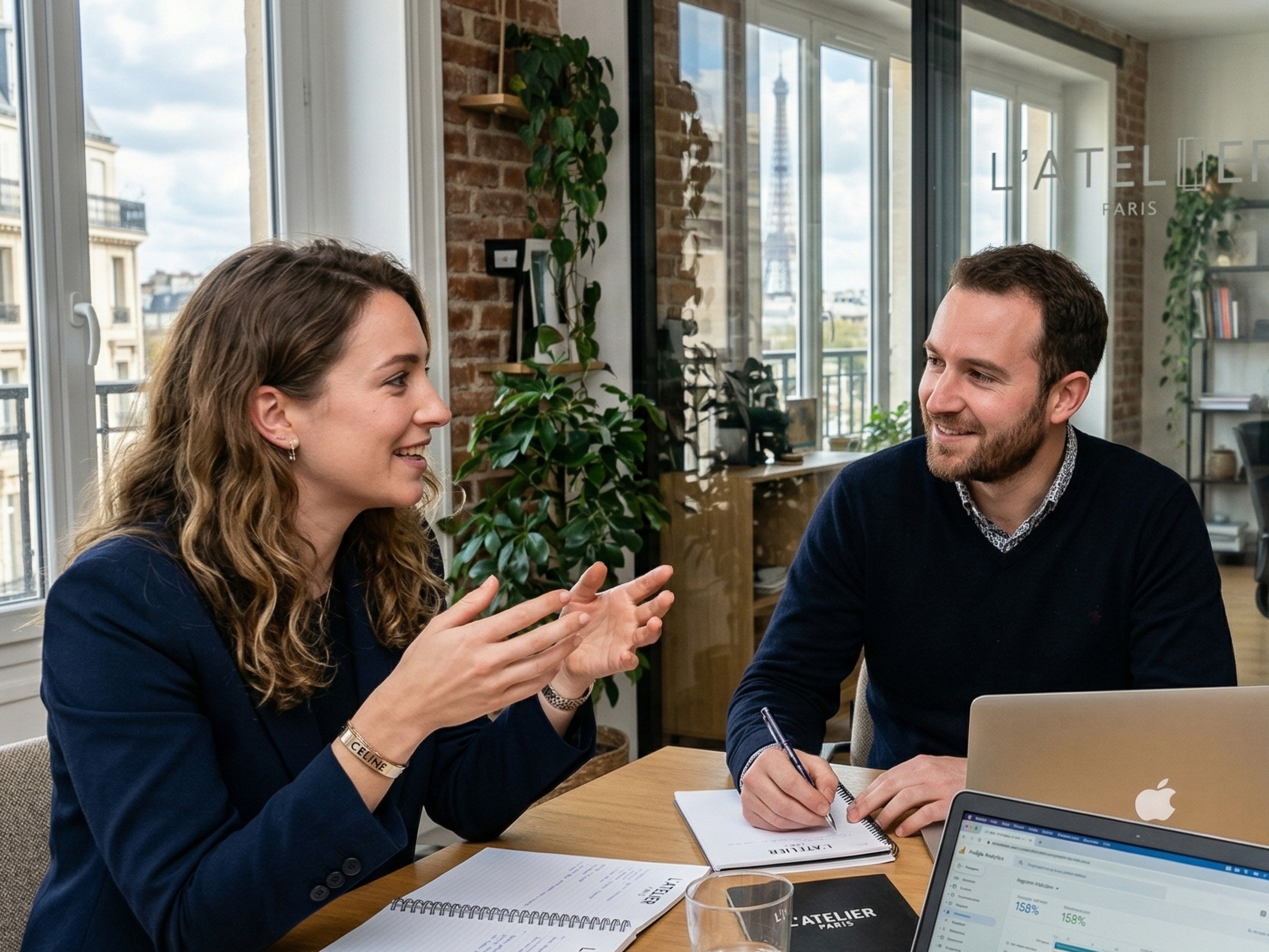 Deux professionnels analysant des données stratégiques, représentant les entreprises, agences de conseil et journalistes ciblés par l'Observatoire Magnétis.