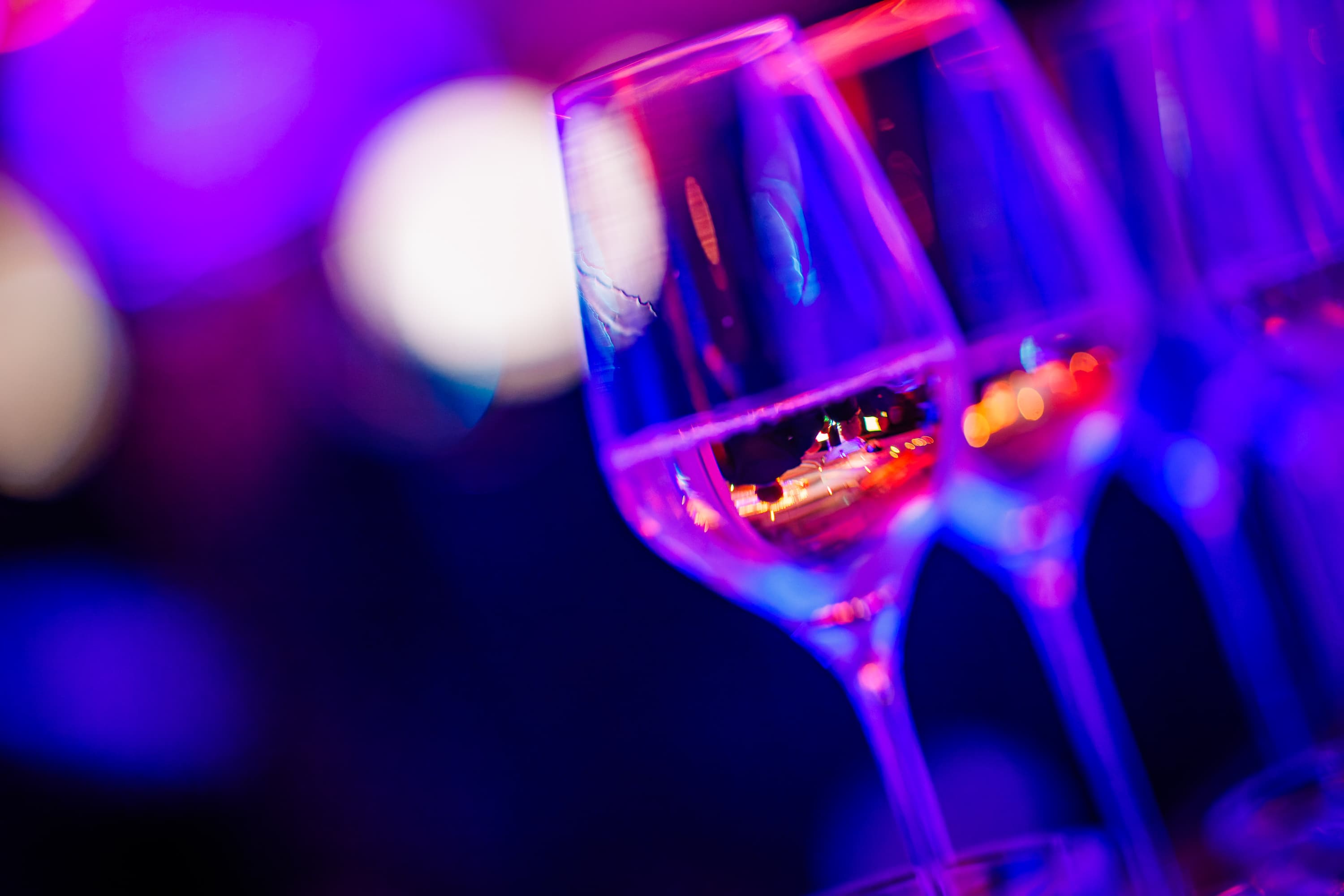 Detail van verfijnde gerechten en dranken tijdens een event, met oog voor presentatie en culinaire kwaliteit