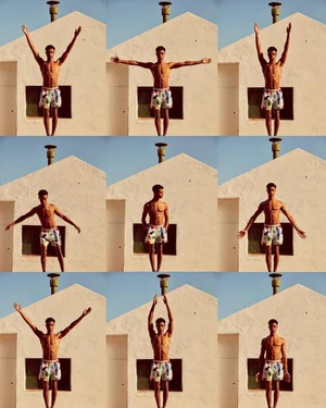 Dans le lookbook de la marque Danoise Another Aspect, le mannequin porte un costume gris et une chemise blanche