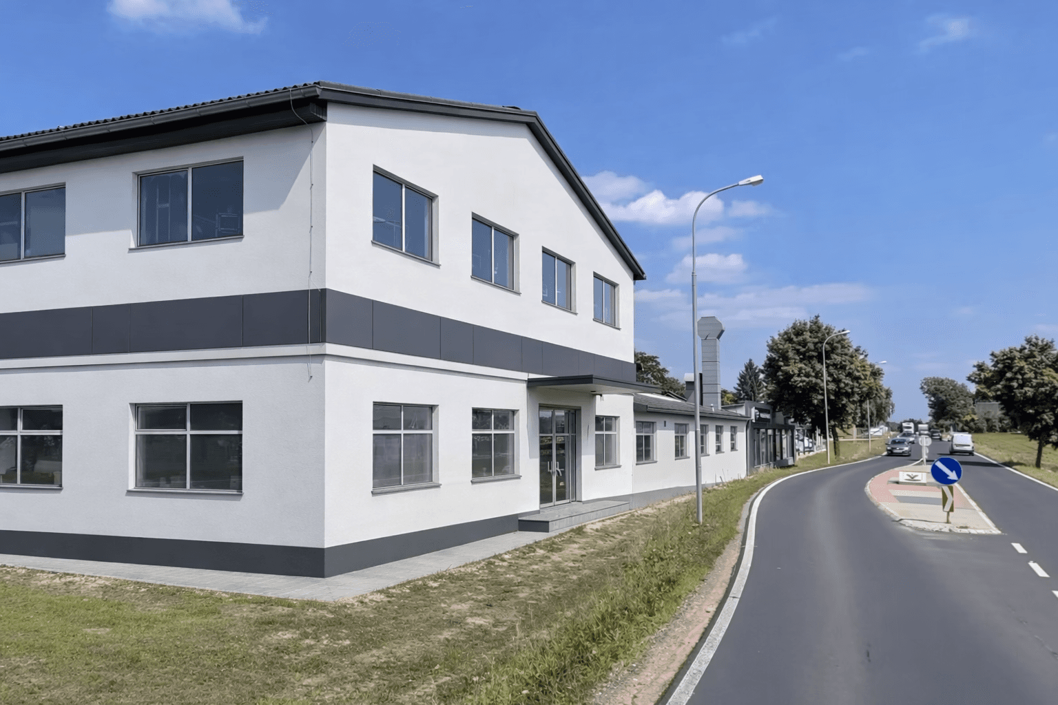 Ein modernes Gewerbegebäude an einer Straße