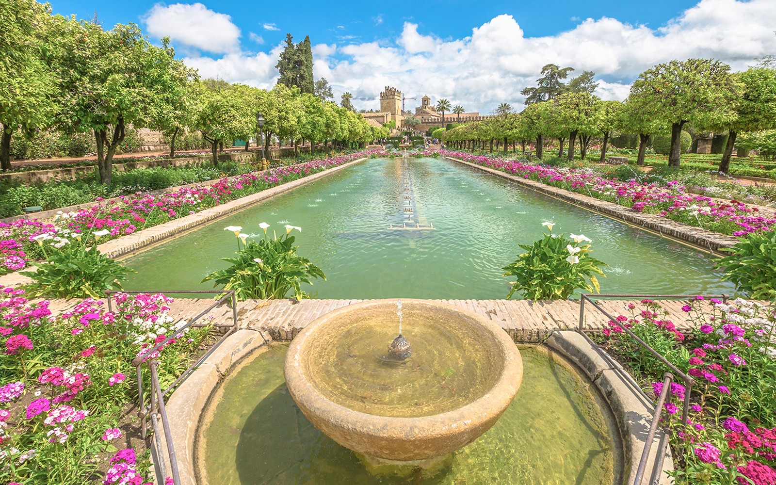 Jardines del Alcázar de los Reyes Cristianos con fuentes y flores, Córdoba, España.