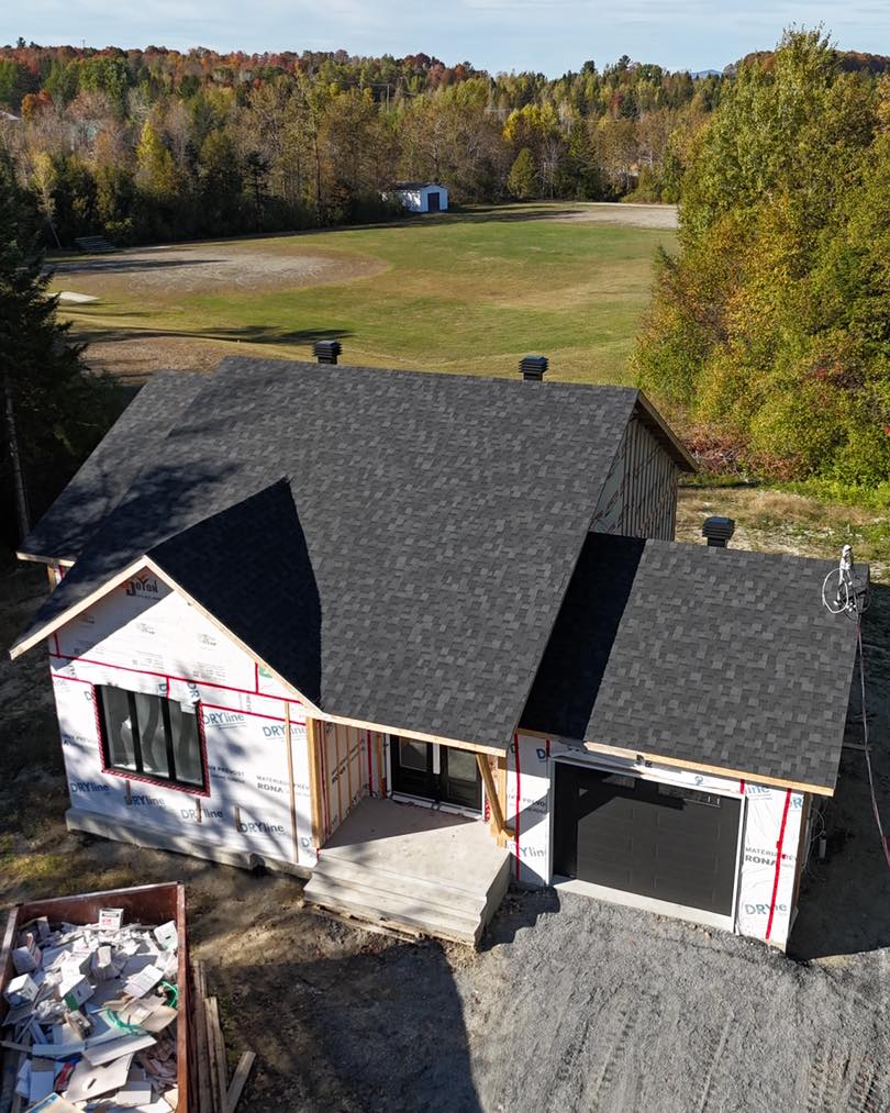 Toiture résidentielle en bardeaux d’asphalte installée sur une maison unifamiliale, vue aérienne après les travaux