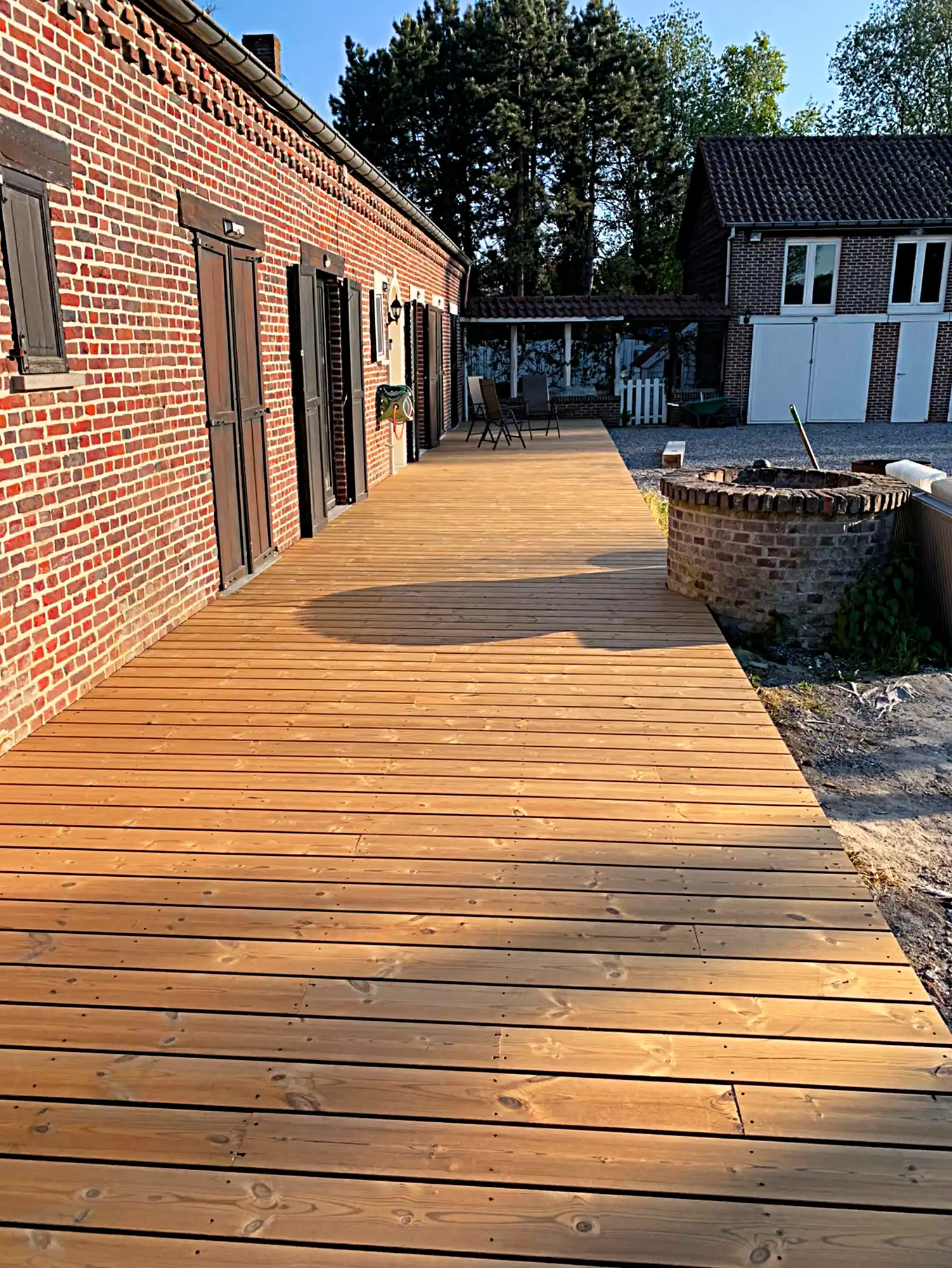 Aanleg houten terrassen door De Boogerd BV.