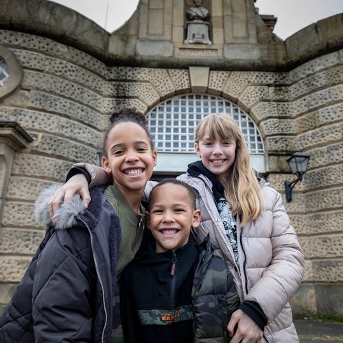 位于什鲁斯伯里监狱大门守卫处外的访客