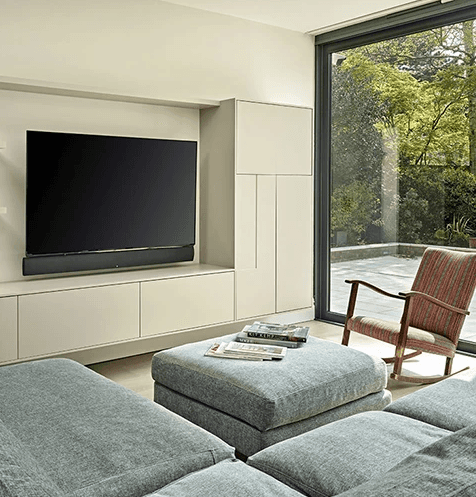 Woonkamer met televisie en grote ramen