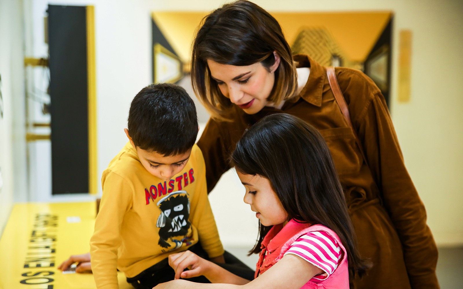 Familie utforsker interaktiv utstilling på Museum of Illusions.