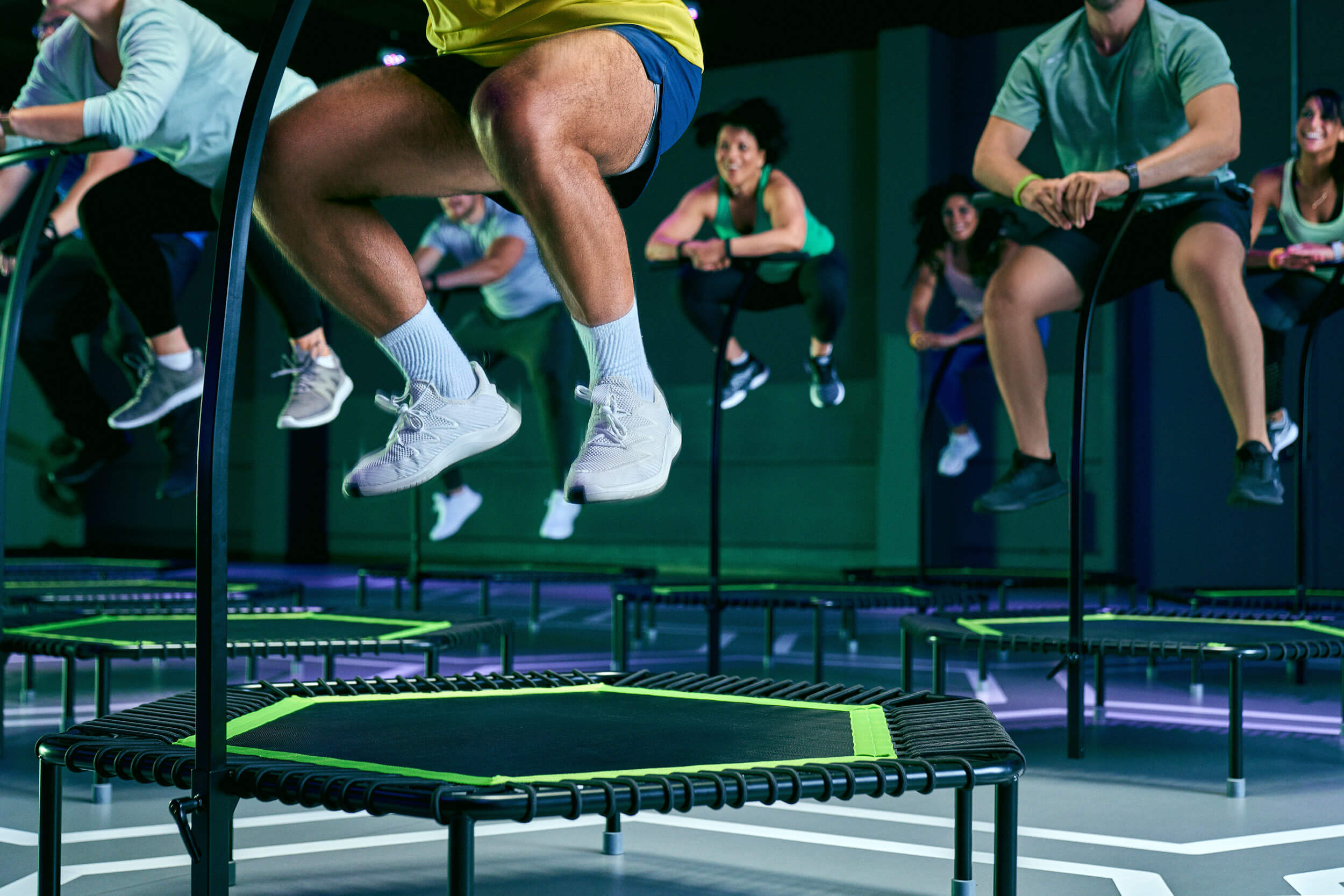 Eine Gruppe Menschen macht gemeinsam einen Jumping-Kurs bei XTRAFIT. Die Sportgeräte sind modern, neuwertig und der Kursraum ist hochwertig von XTRAFIT Deutschland.