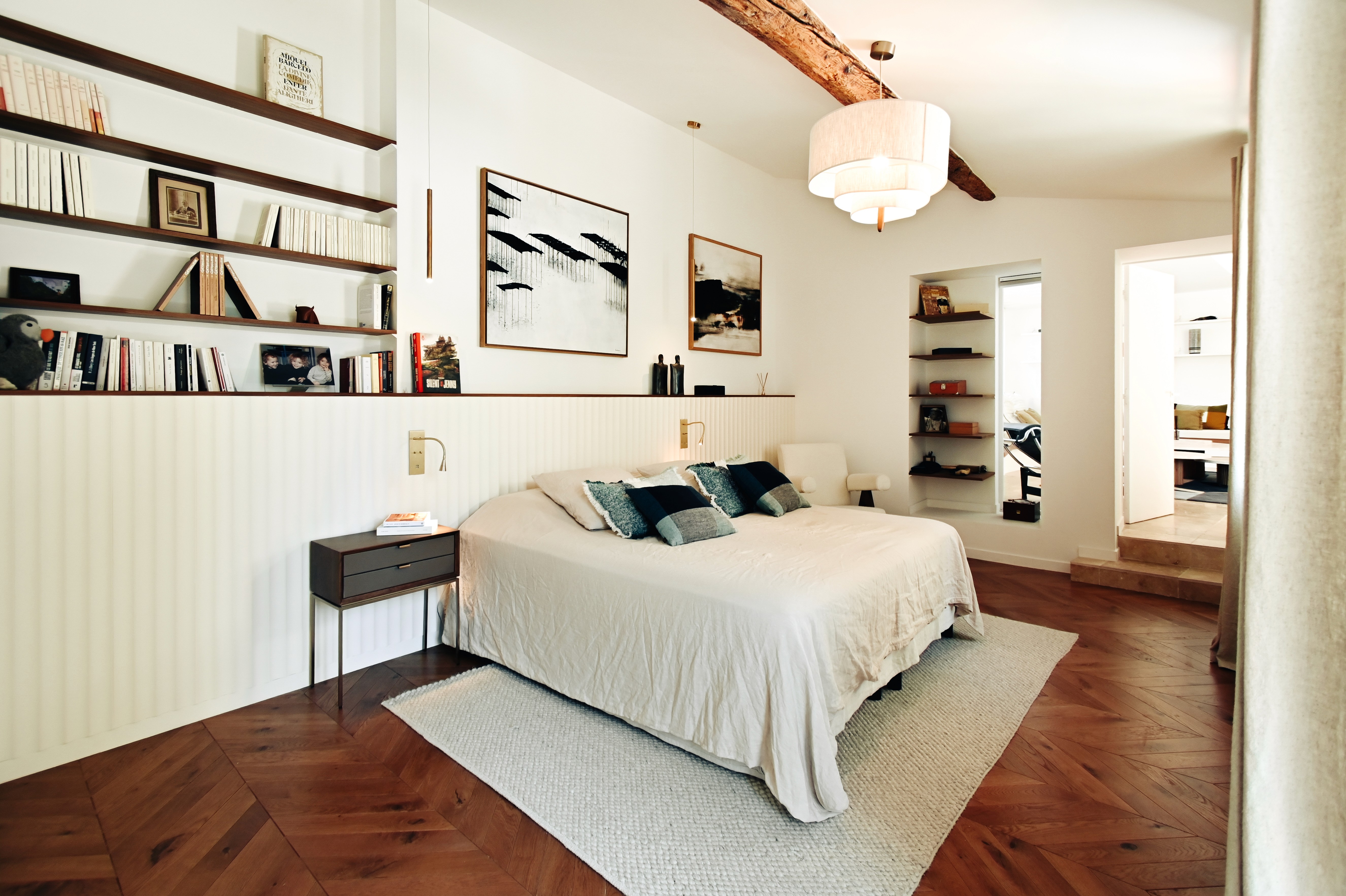 Suite parentale conçue par Karbone Architectes dans le cadre d'une rénovation complète de maison à Montpellier. Cette réalisation illustre la valeur ajoutée d'une mission d'architecte : concevoir des espaces harmonieux, optimiser les volumes, améliorer la circulation, intégrer des rangements sur mesure et créer une ambiance lumineuse adaptée au mode de vie des occupants. Chaque détail, de l'architecture intérieure au choix des matériaux et des finitions, participe à un projet cohérent pensé bien avant le début du chantier. Cette rénovation met en avant le savoir-faire de Karbone Architectes en rénovation de maisons, architecture intérieure, réhabilitation, extension, surélévation, maîtrise d'œuvre, conception architecturale et valorisation du patrimoine à Montpellier et dans l'Hérault.