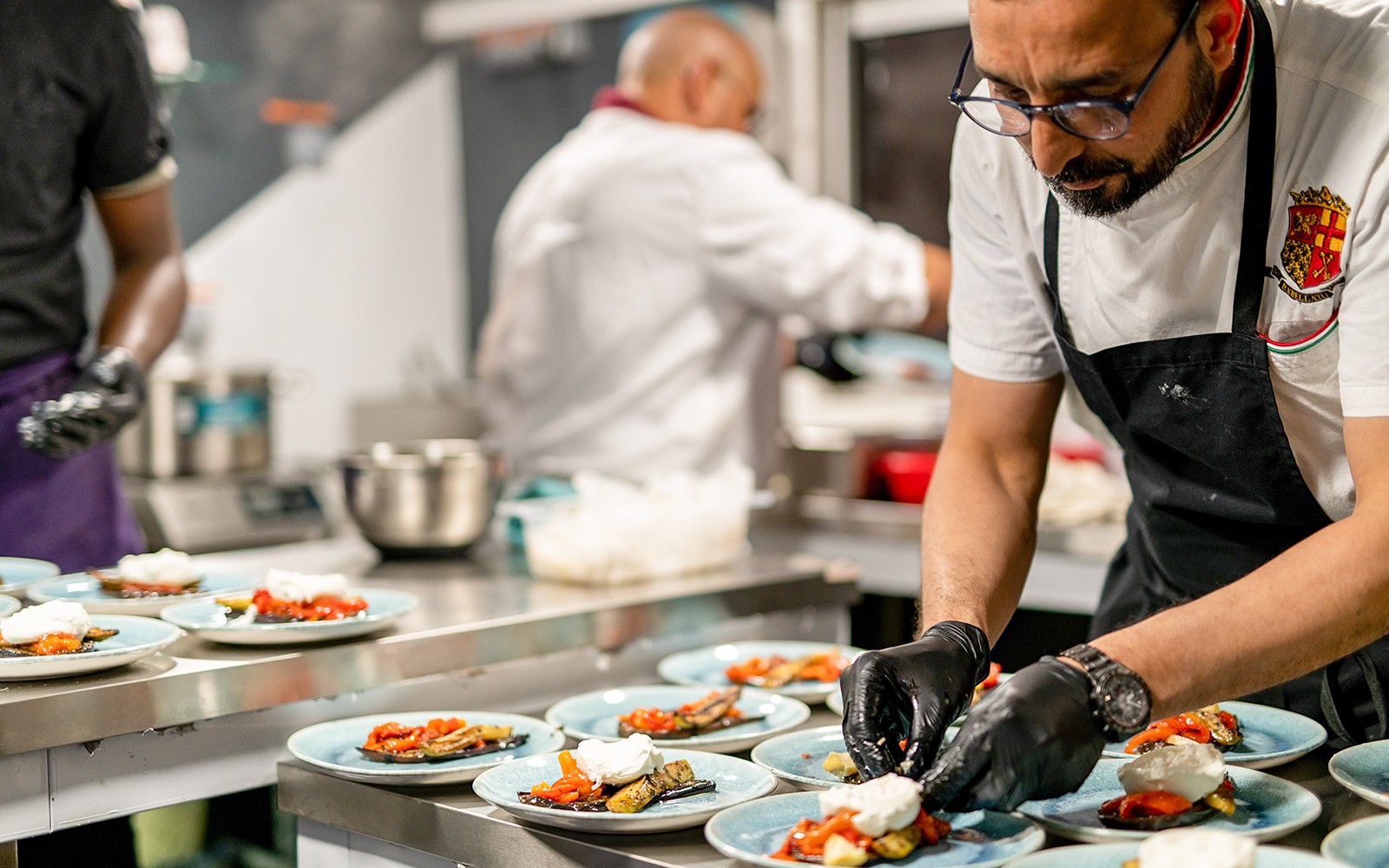 Šef kuhinje priprema talijanske specijalitete za večeru na brodu Le Diamant Bleu u Parizu.