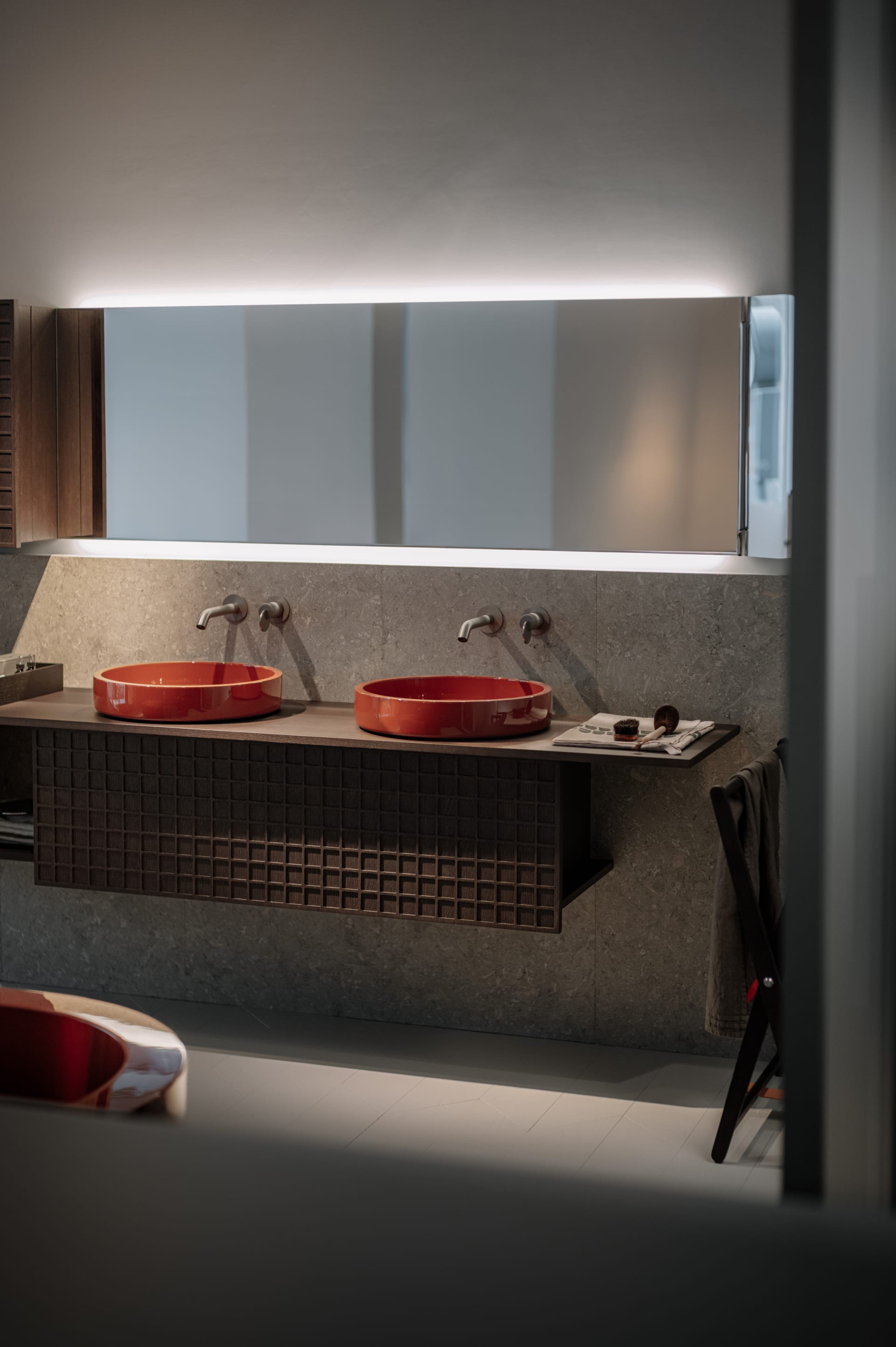 Composizione Bloque in rovere scuro e Cenote rosso