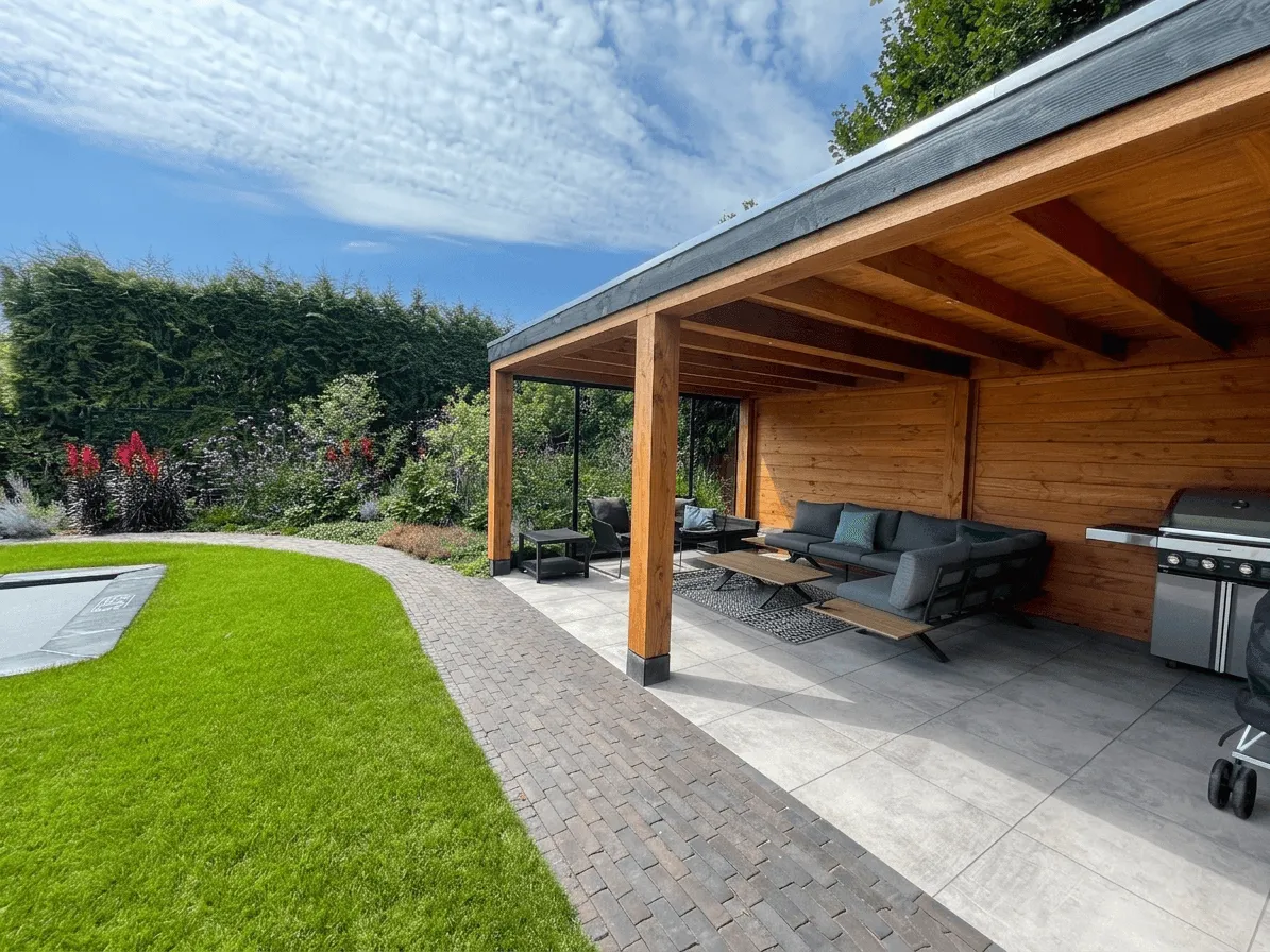 Strak tuinontwerp, aanleg en onderhoud bij Kamsteeg in Malden met focus op de aanlegdoor Star Landscaping
