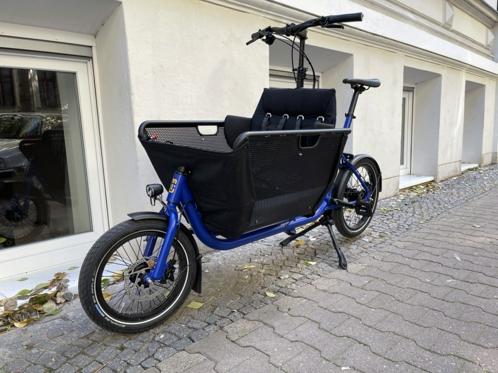 Sonniger Berlin-Moment als Platzhalter für eine Familie mit Lastenrad