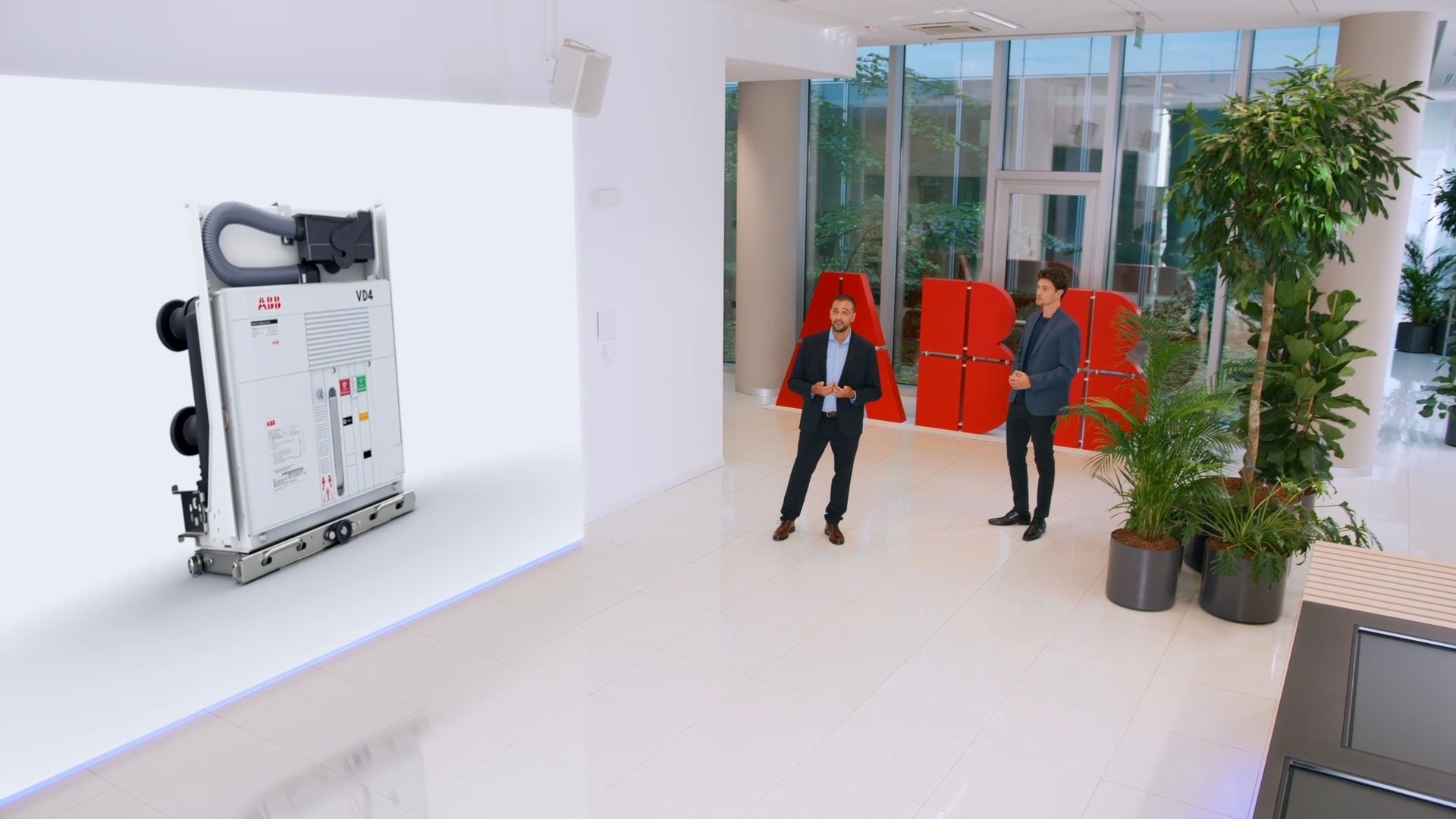 Due persone presentano uno dei prodotti VD4 EVO in un ambiente realistico