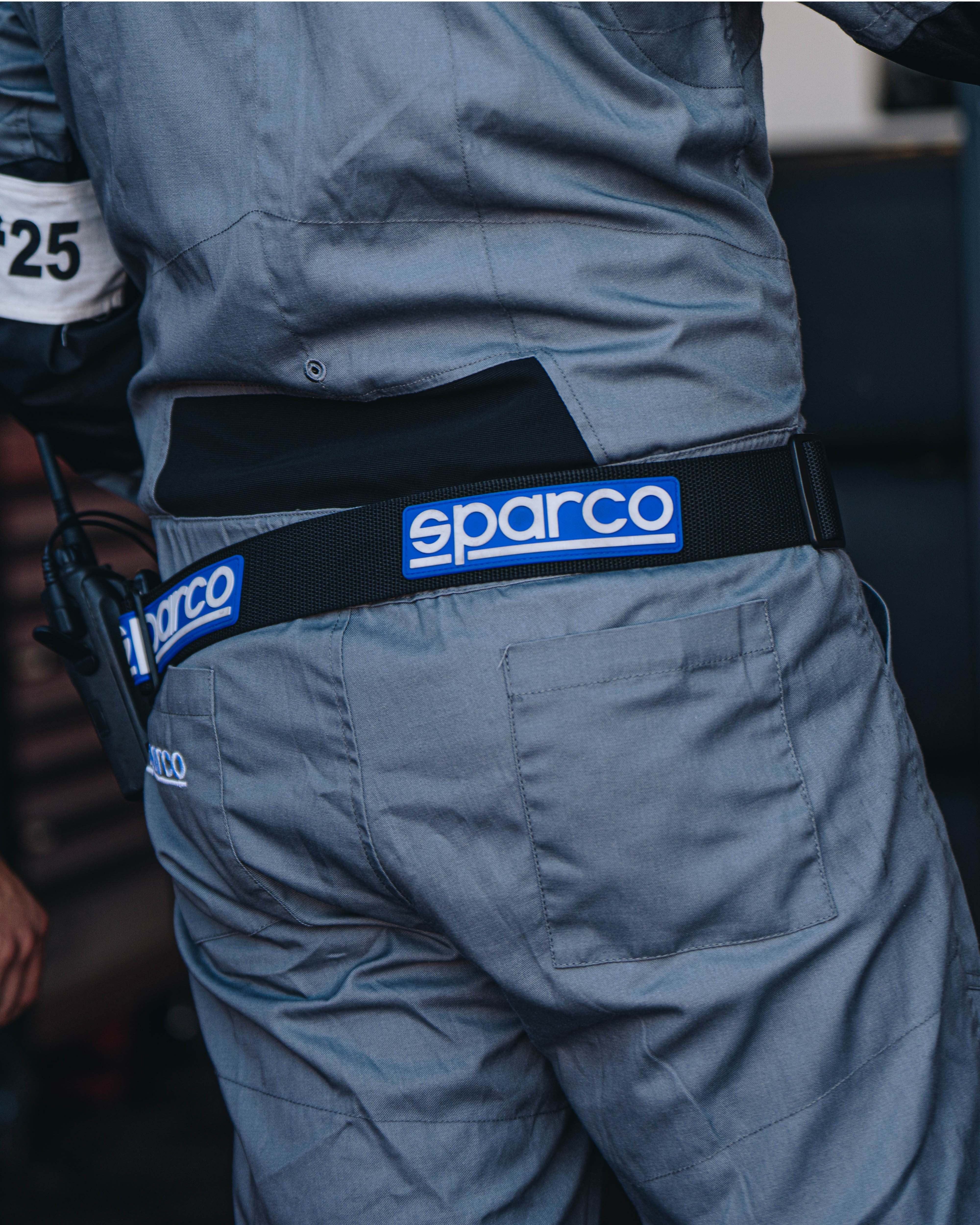 Render vista tre quarti frontale di Kia EV6 in ambiente architettonico moderno e minimalista in stile advertising.