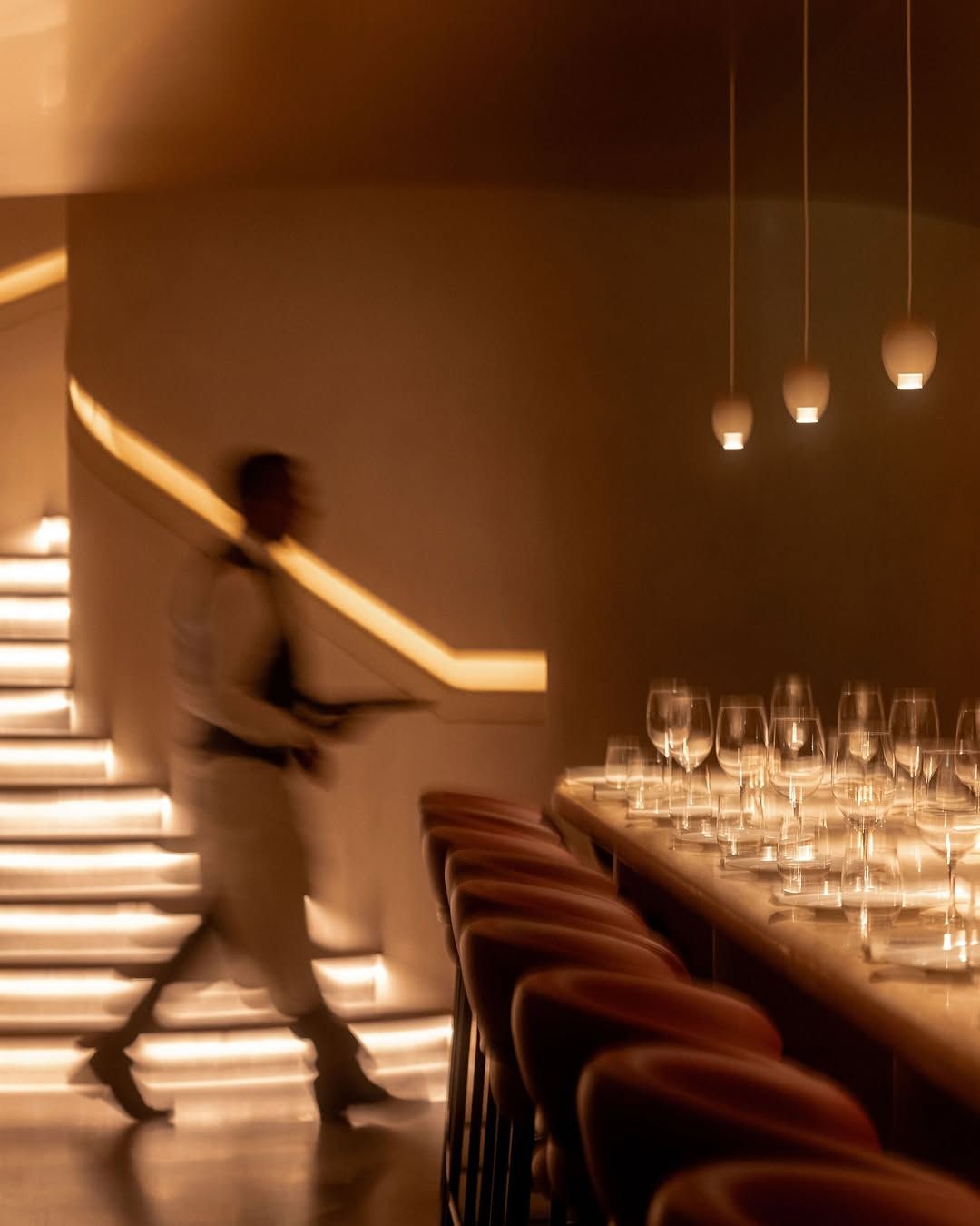 Aménagement d’espace professionnel haut de gamme favorisant circulation, confort et image de marque.