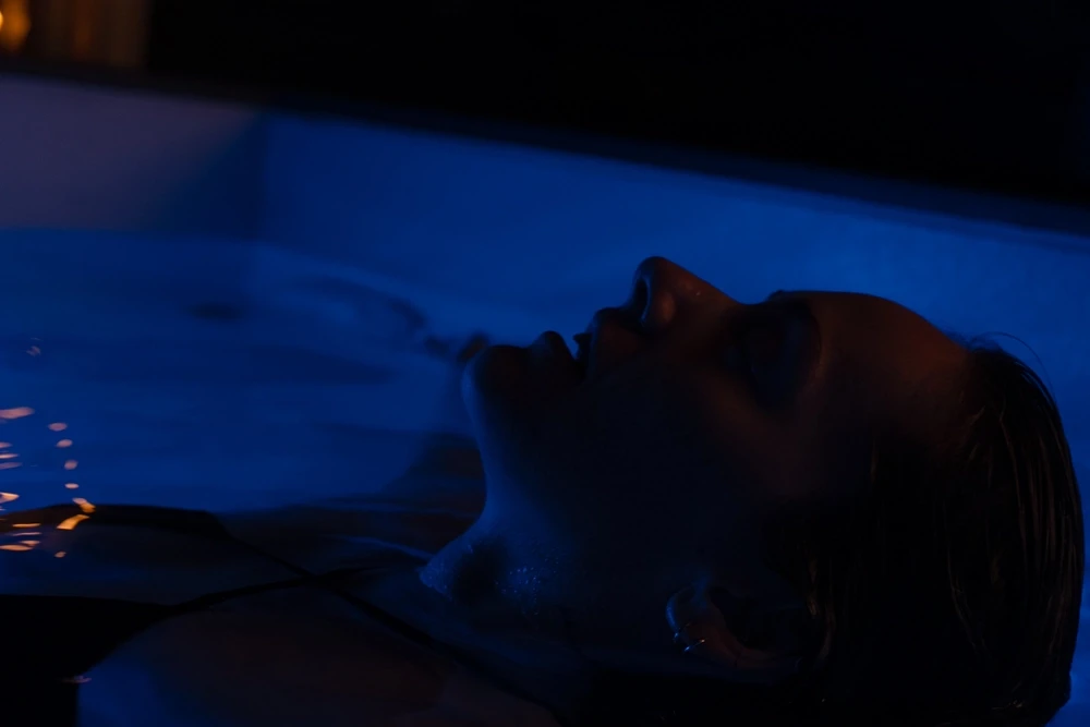 Cold plunge following guided sauna rituals to support recovery, circulation, and nervous system balance.