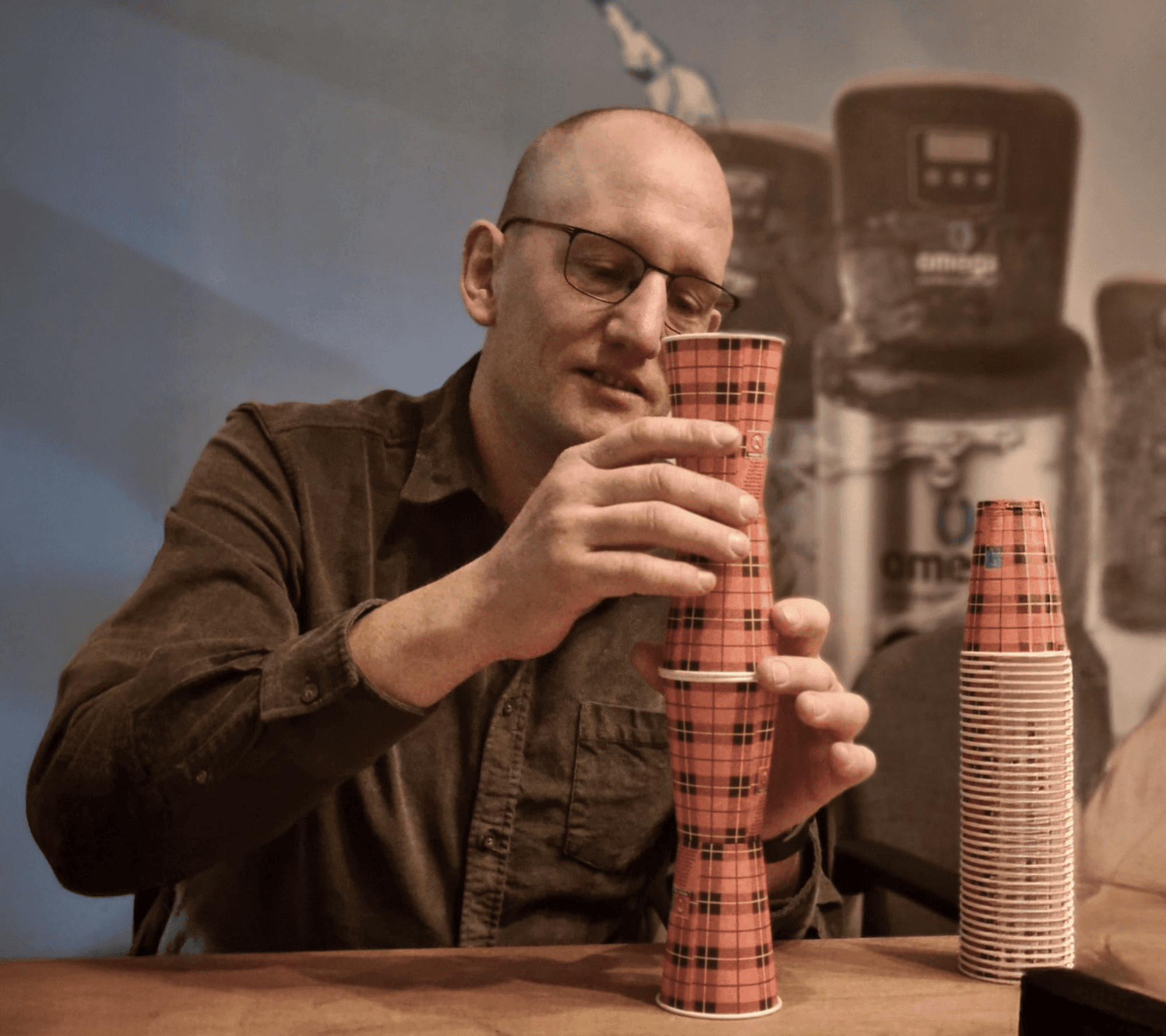 Een gezin, genietend op de bank van hun huis dat wordt verwamd via een Huiskracht 8 pakket.