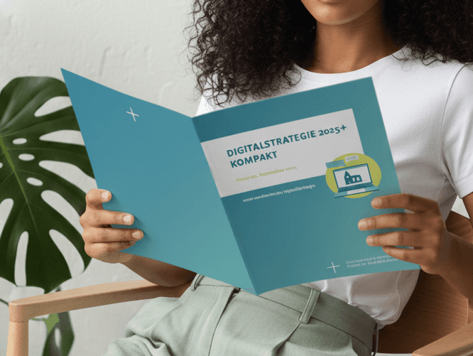 Frau liest die Broschüre „Digitalstrategie 2025+ Kompakt“ auf einem Stuhl.