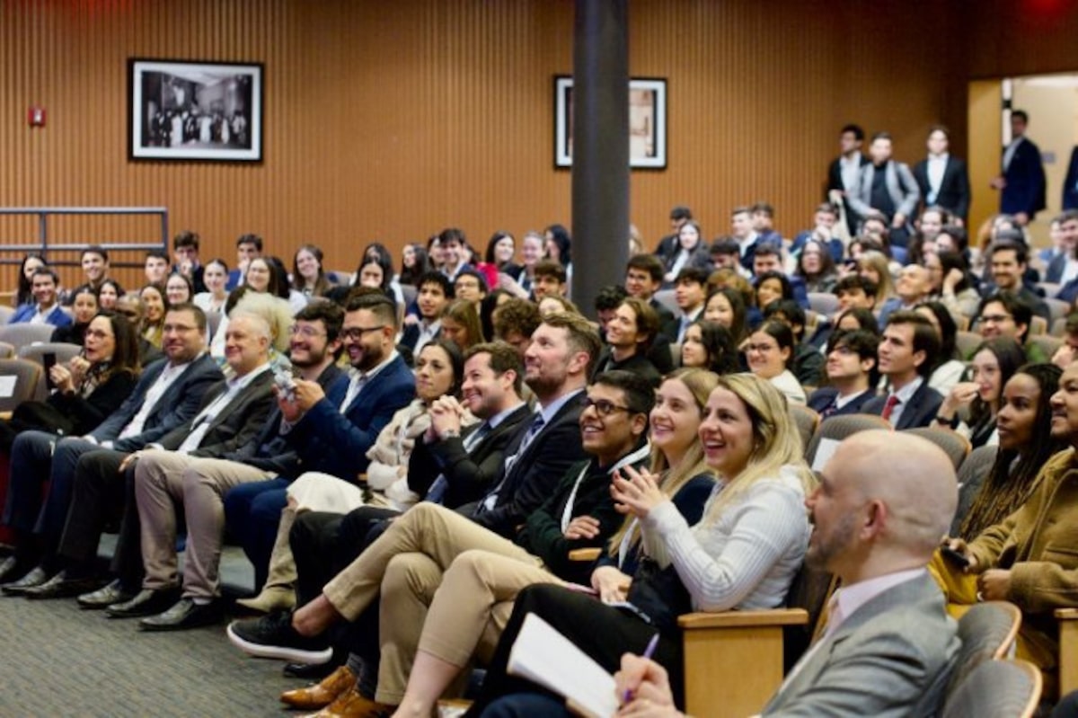 Participantes assistindo conferência da BRASA