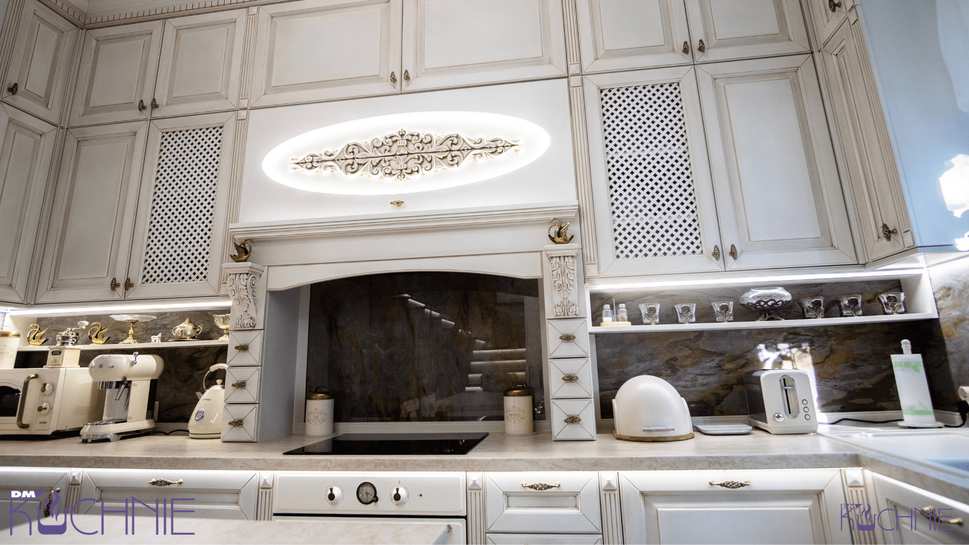 Klasyczna kuchnia z ozdobną zabudową i detalami, kuchnia wykonana na wymiar w Warszawie