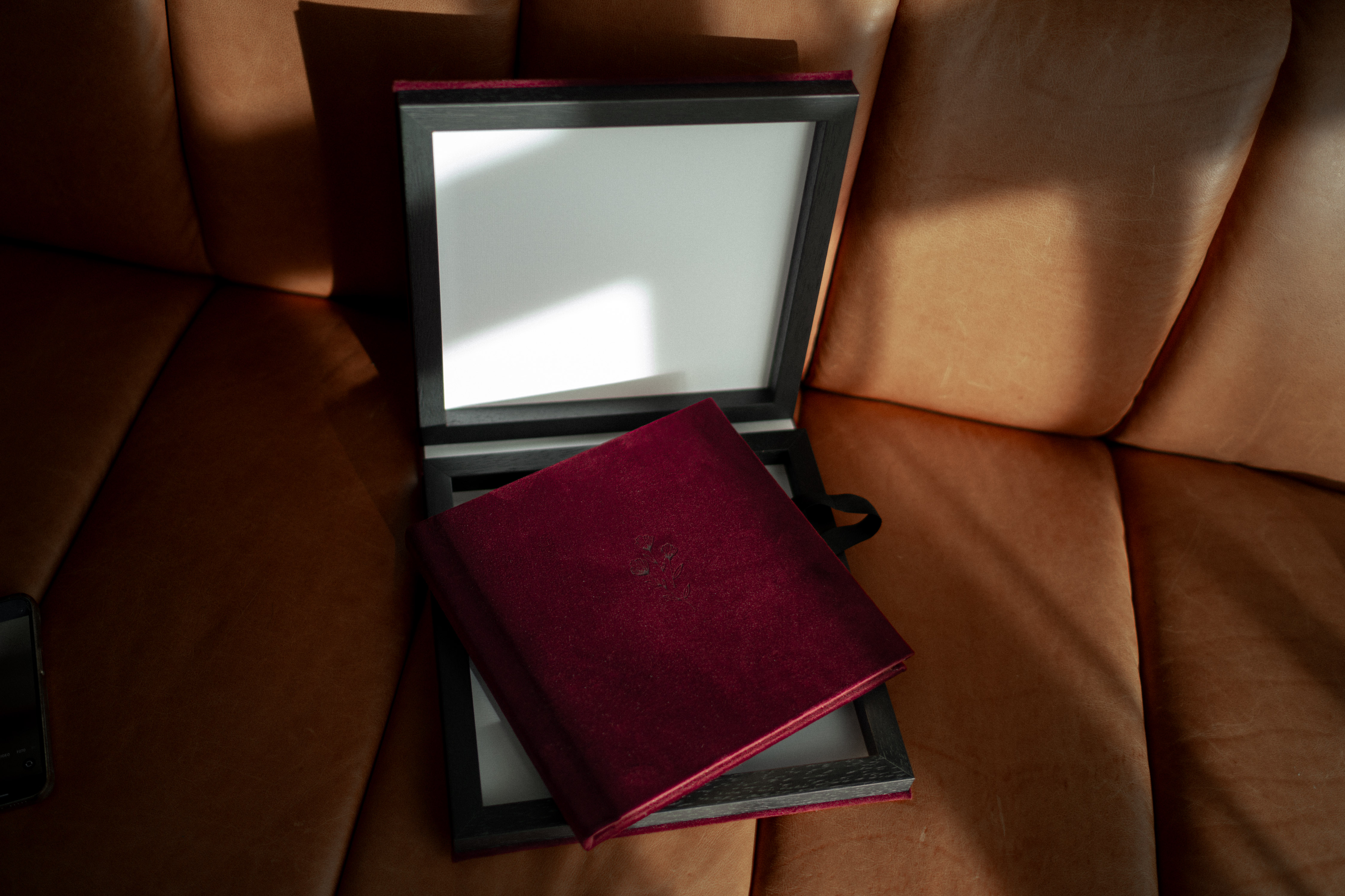Luxury boudoir photo album by photographer Ramona, Solothurn, Switzerland.