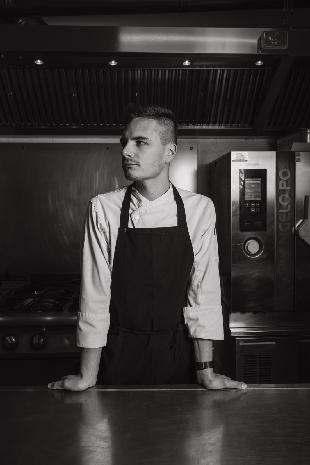 Chef Lorenzo Riva prepara un piatto in cucina