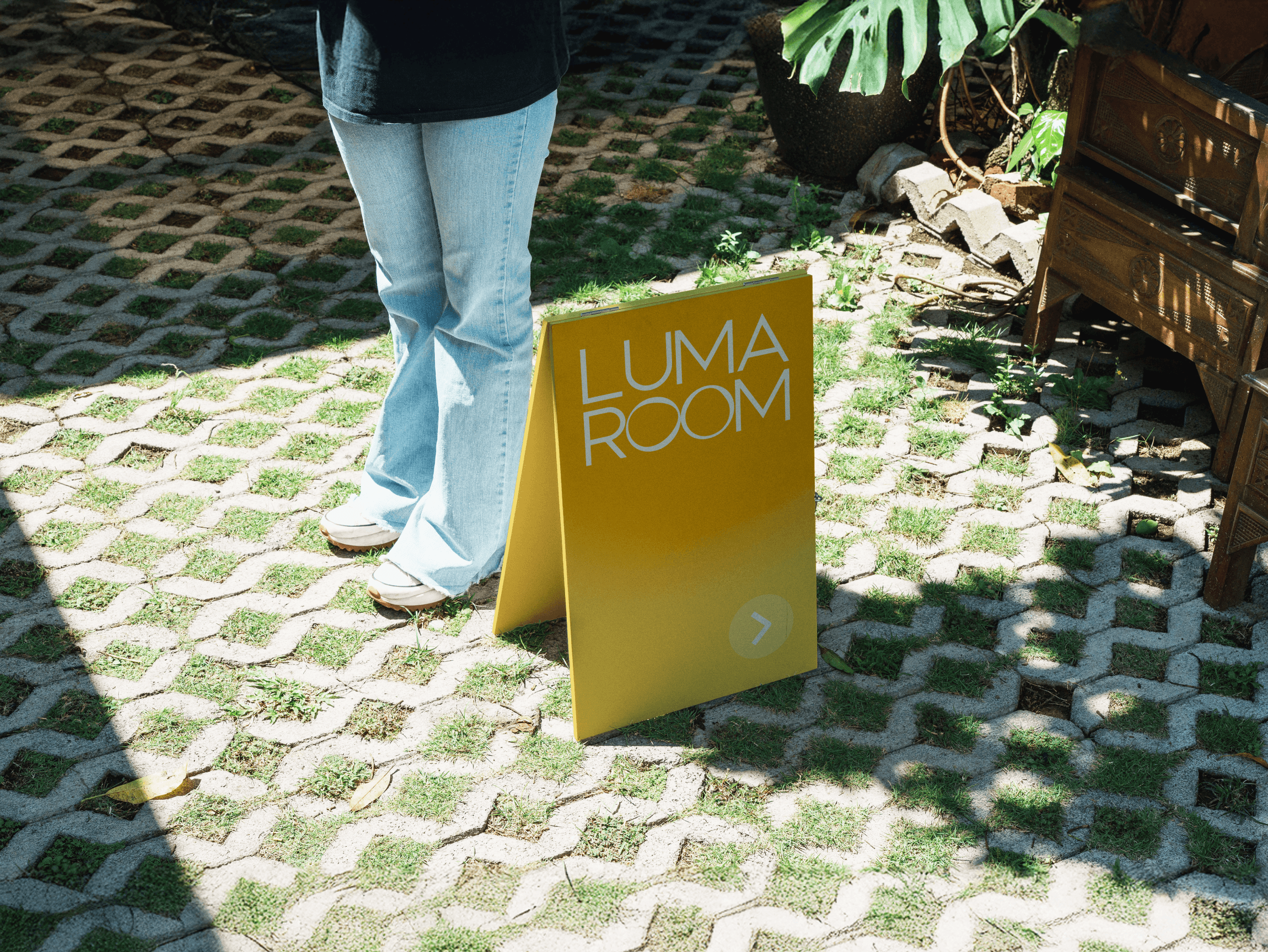 The white logo of luma room on a  green background
