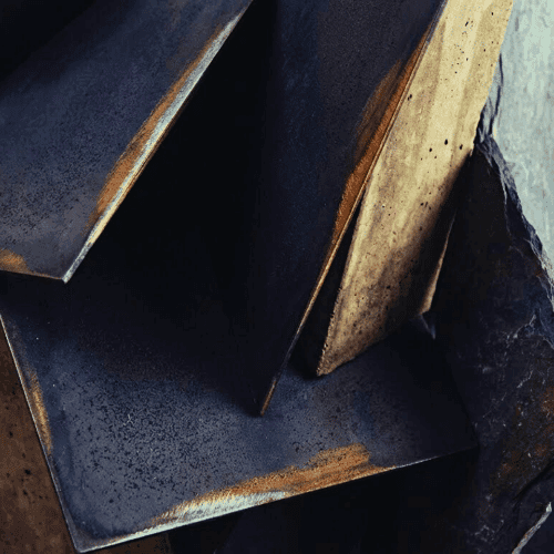 Composición abstracta en 3D contrastando placas de metal oscuro con bordes oxidados y texturas de piedra rugosa, ideal para branding de estilo industrial.