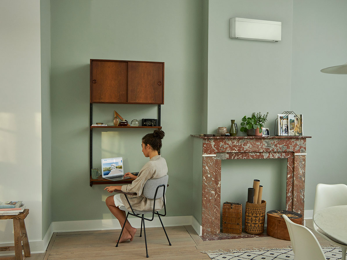 Sfeerbeeld Daikin van vrouw in woonkamer met airconditioning