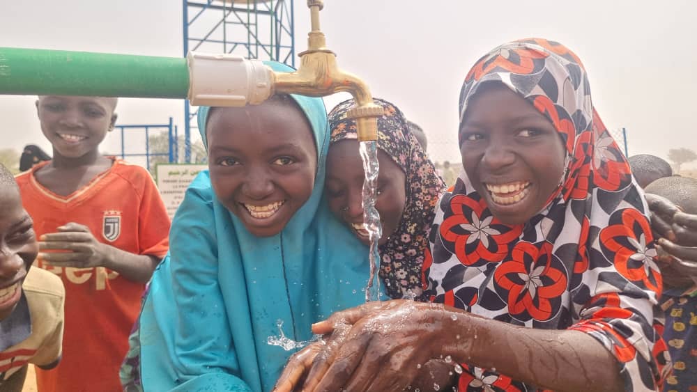 一台1马力太阳能水泵从现代钻井中抽水