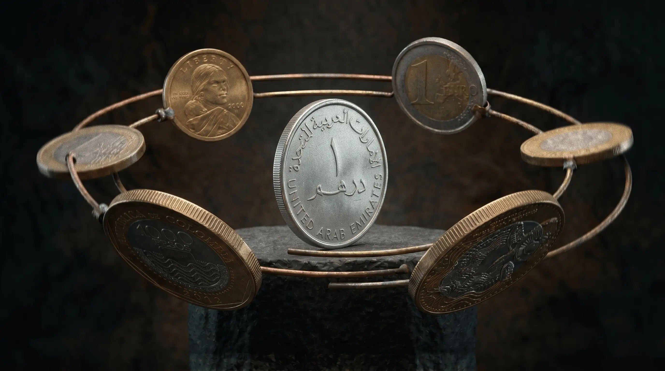 Moneda de dirham de Emiratos Árabes rodeada de monedas internacionales.