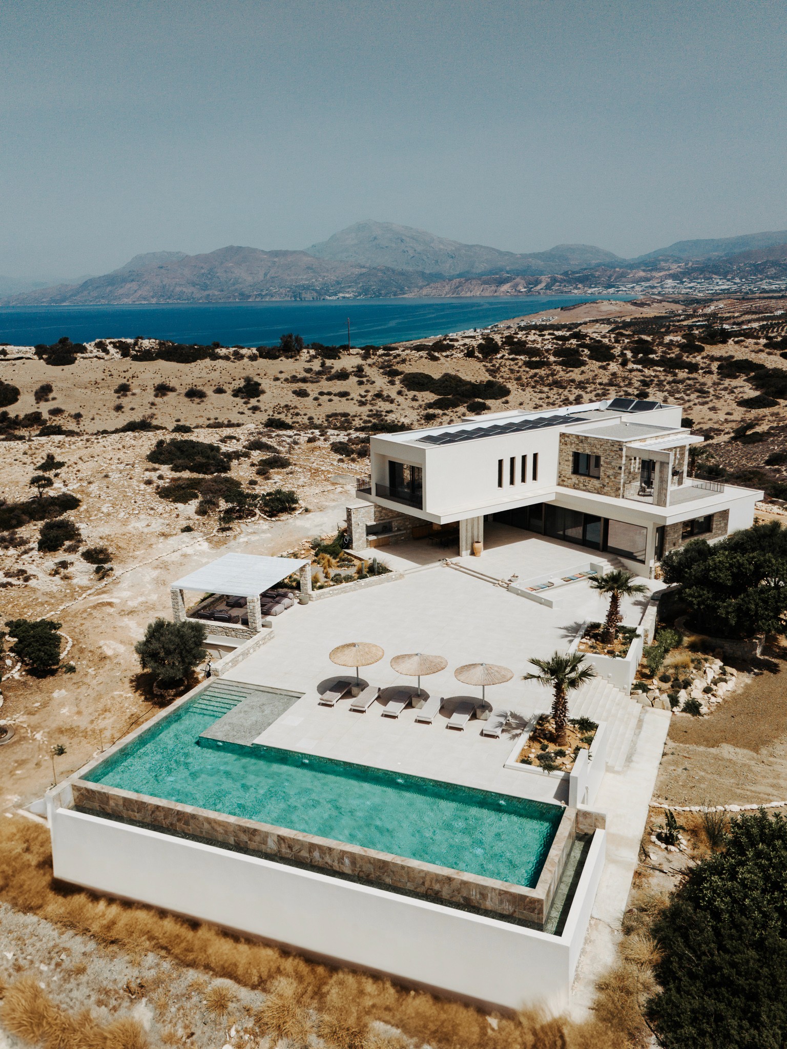 Luftaufnahme der Lala House Villa auf Kreta – Hochwertige Architektur in mediterraner Landschaft mit Meerblick