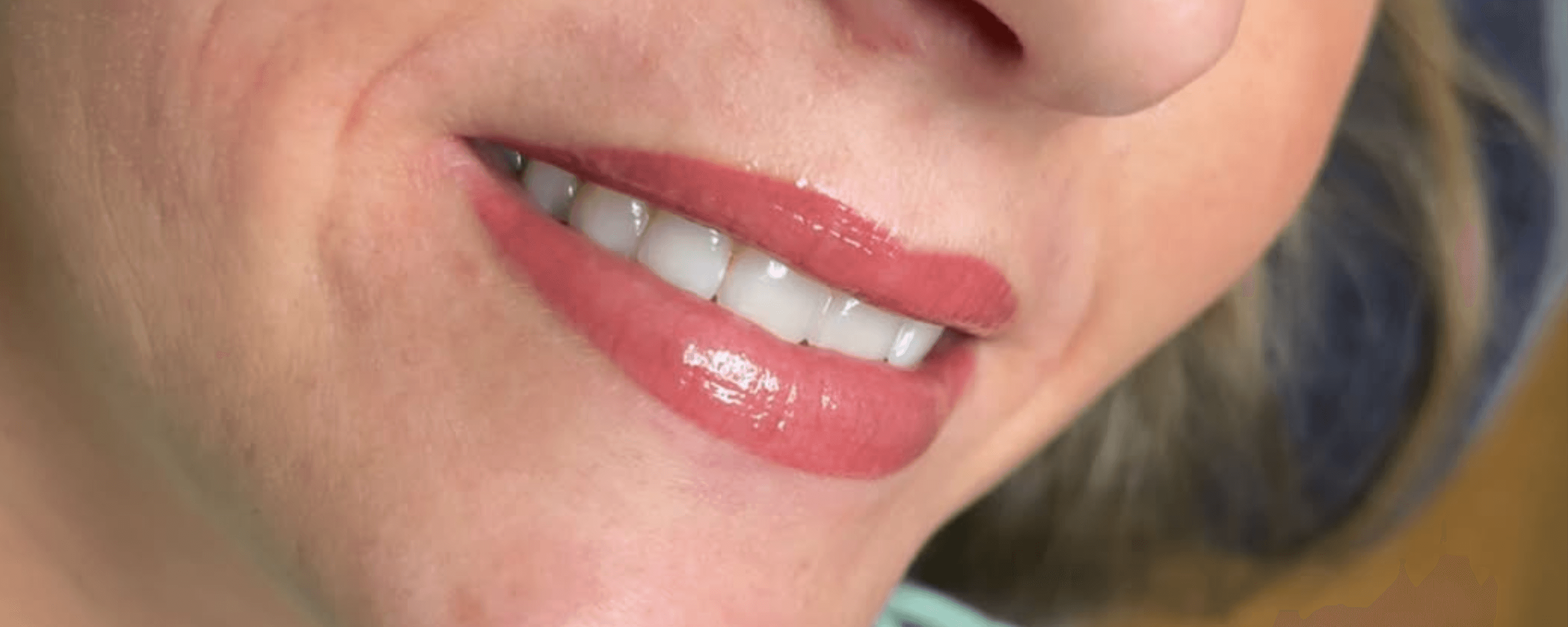 Kunde som får utført permanent makeup på bryn