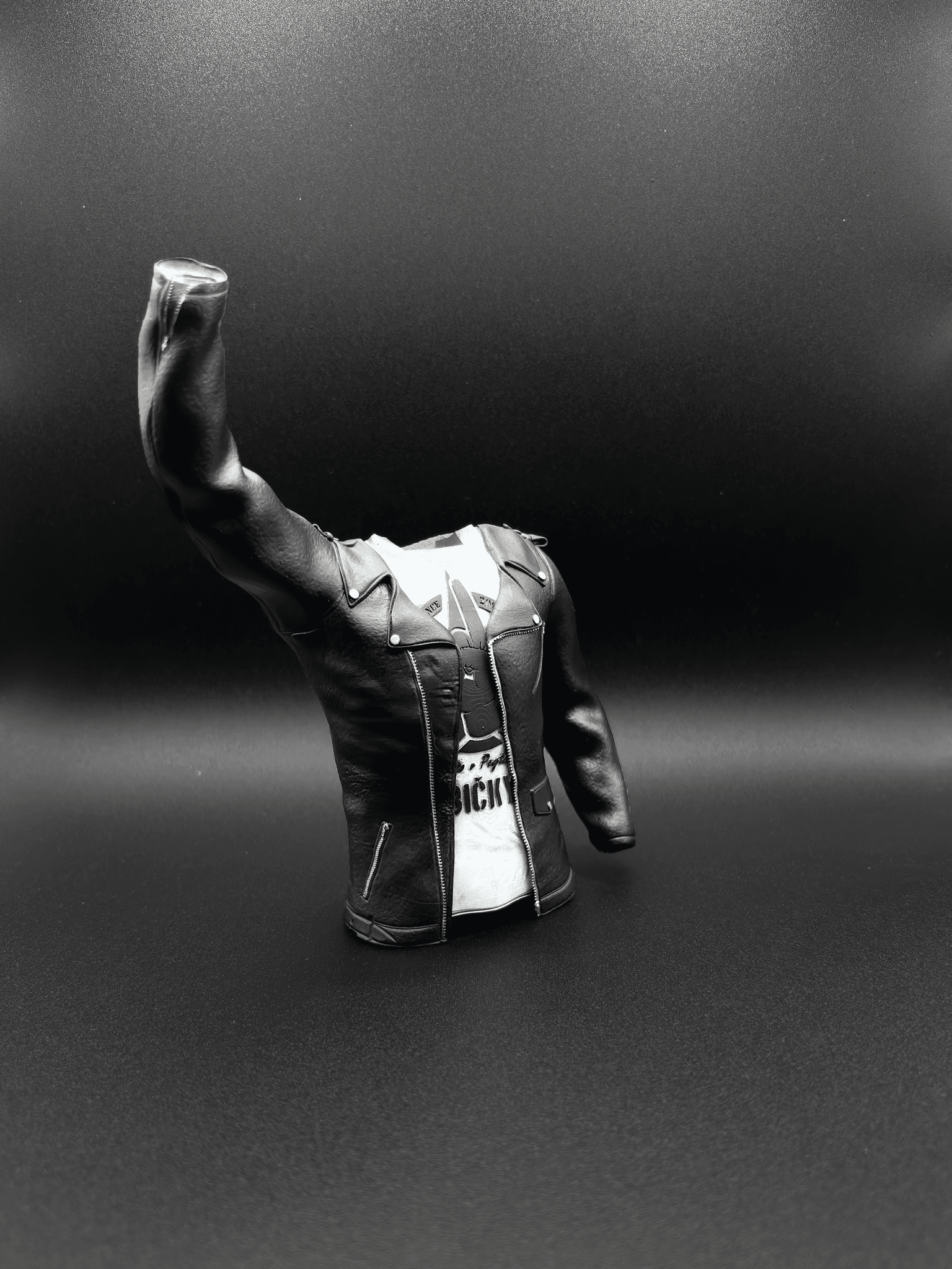 Ručně malovaná figurka Gandalfa z Pána prstenů, držící hůl a meč, na podstavci s lebkami a Prstenem