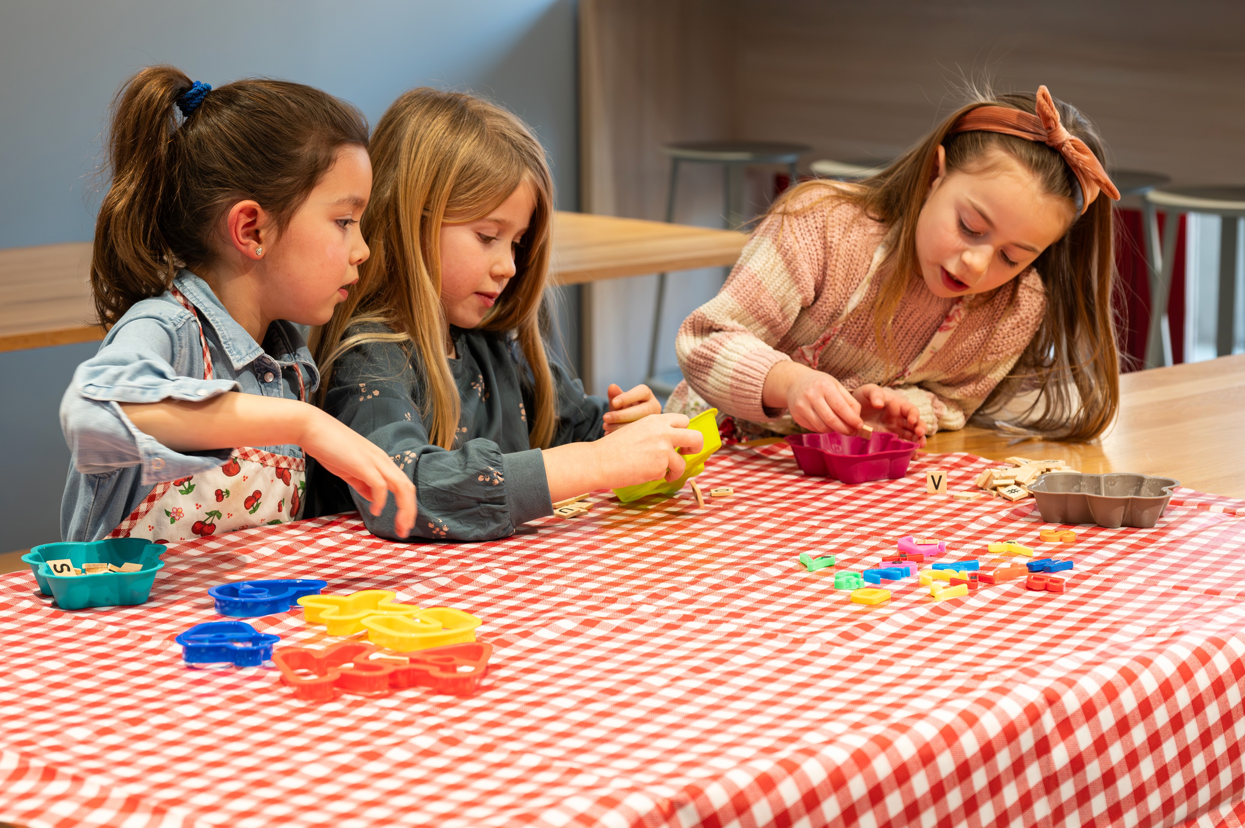 Kindjes maken koekjes aan tafel