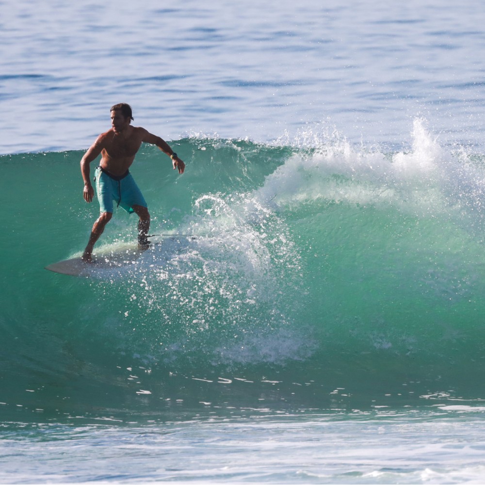 Manu, un hombre surfeando en las olas