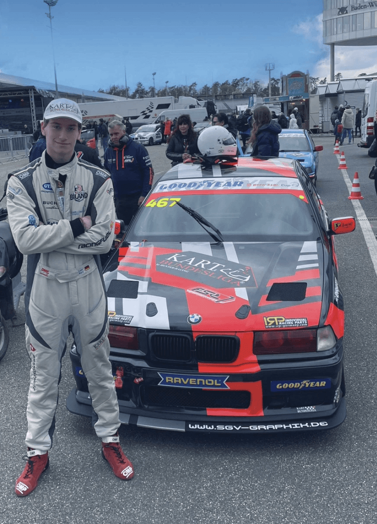 Luis Marx vor seinem Rennwagen