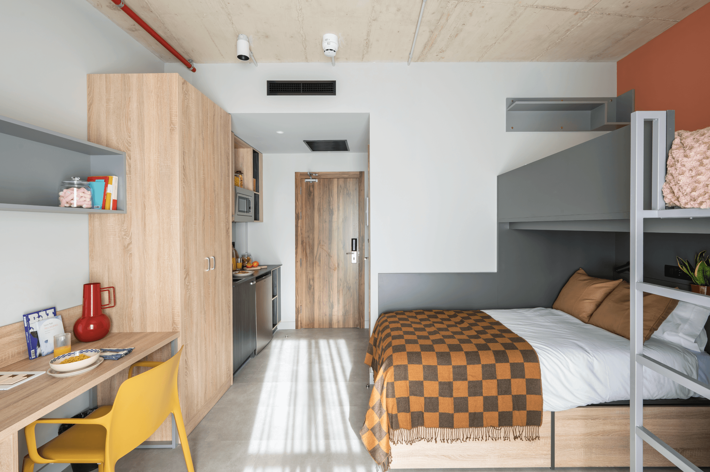 Habitación doble de la Residencia Universitaria Maria Oliveras, zona de estudio y mobiliario moderno para estudiantes universitarios.