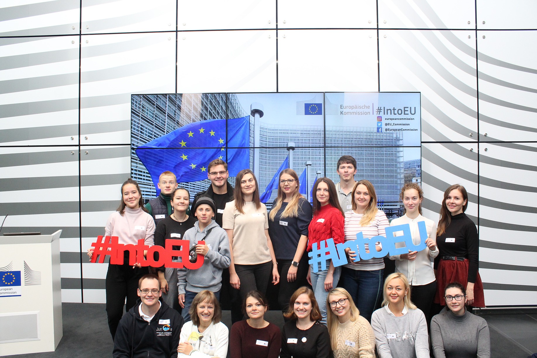 Junge Leute machen ein Gruppenfoto im EU-Parlament.