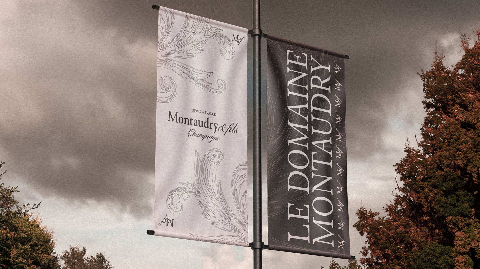 Drapeaux extérieurs à l'entrée du Domaine Montaudry.