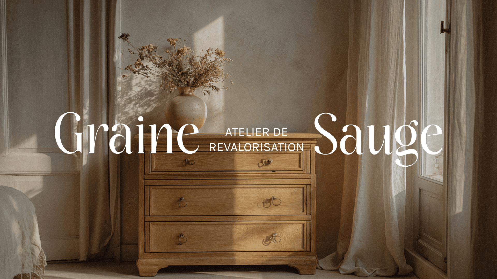logo Graine & Sauge avec une photo d'une commode en bois en arrière plan