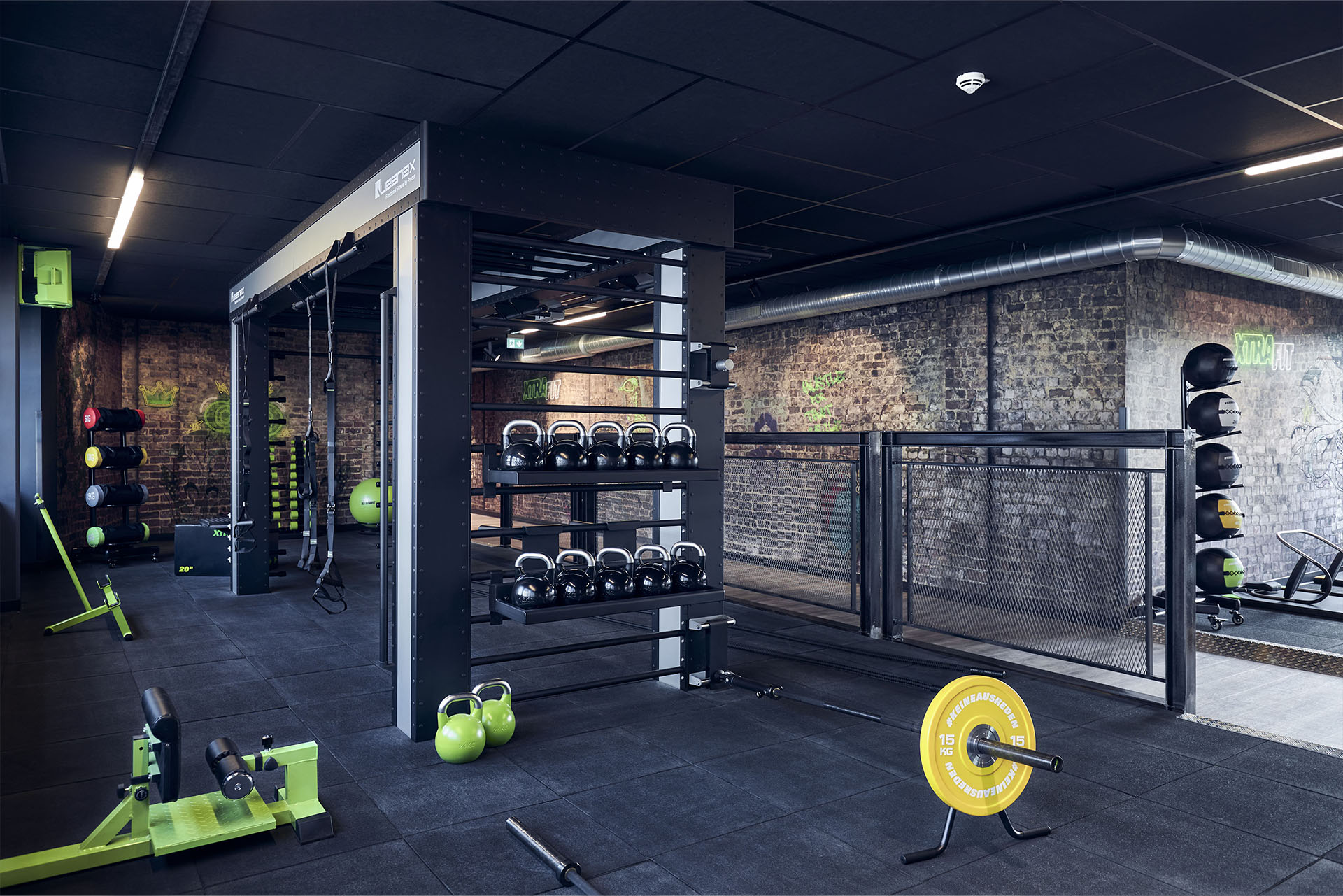 Der sehr gut ausgestattete Functional Fitness Bereich im XTRAFIT Fitnessstudio in Frankfurt. Hier können die XTRAFIT Mitglieder in einem modernen und urbanen Umfeld ihre Functional Fitness trainieren.