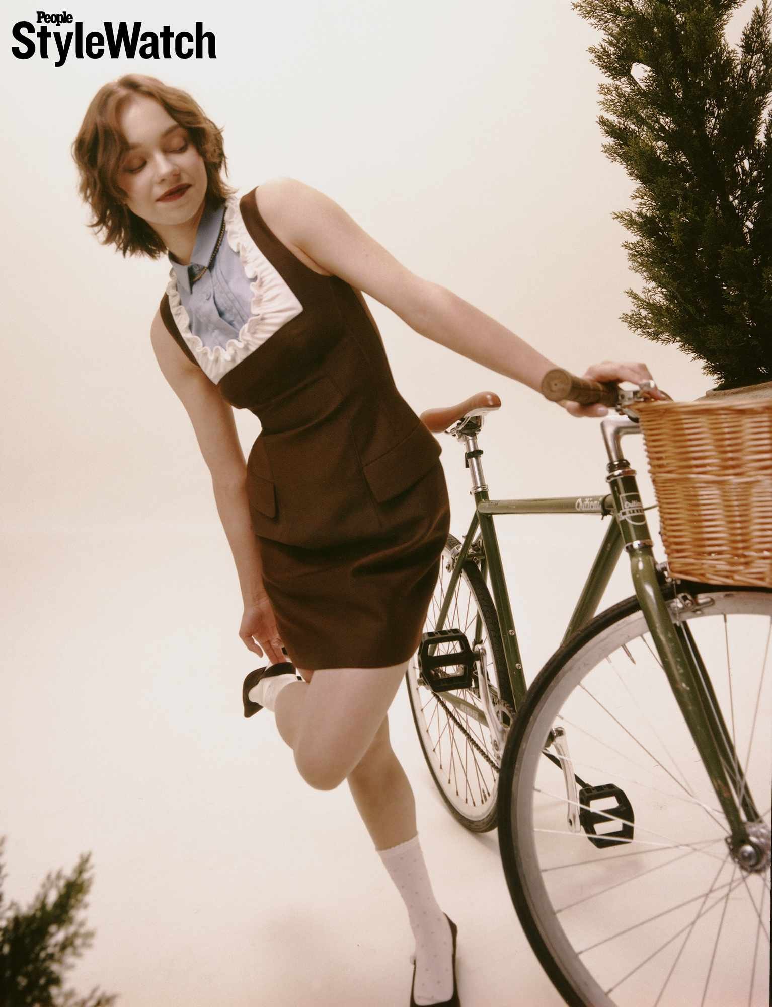 Emma Myers posed with a bicycle on the autumn set