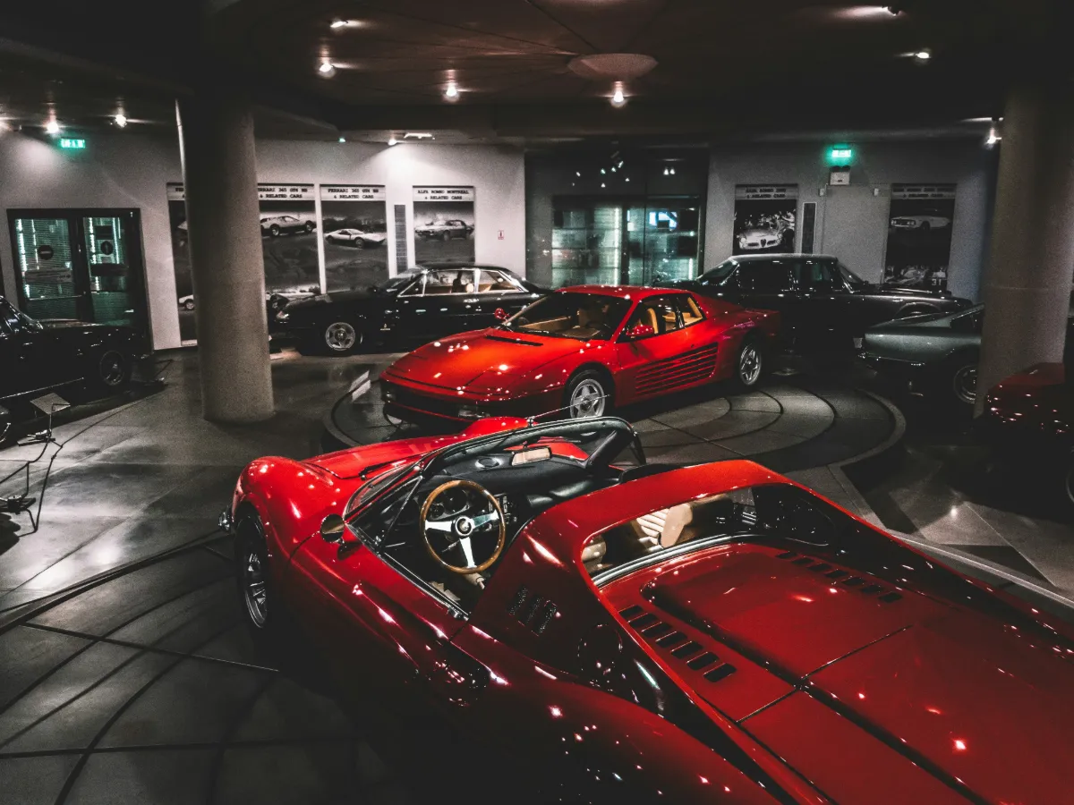 Fahrzeugsammlung in einer privaten Garage – Oldtimer und Premium-Cars